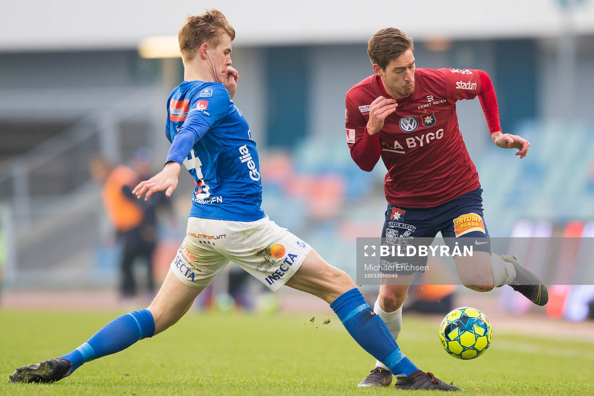 Norrbys Didric Andersson tacklar Örgrytes Victor Sköld