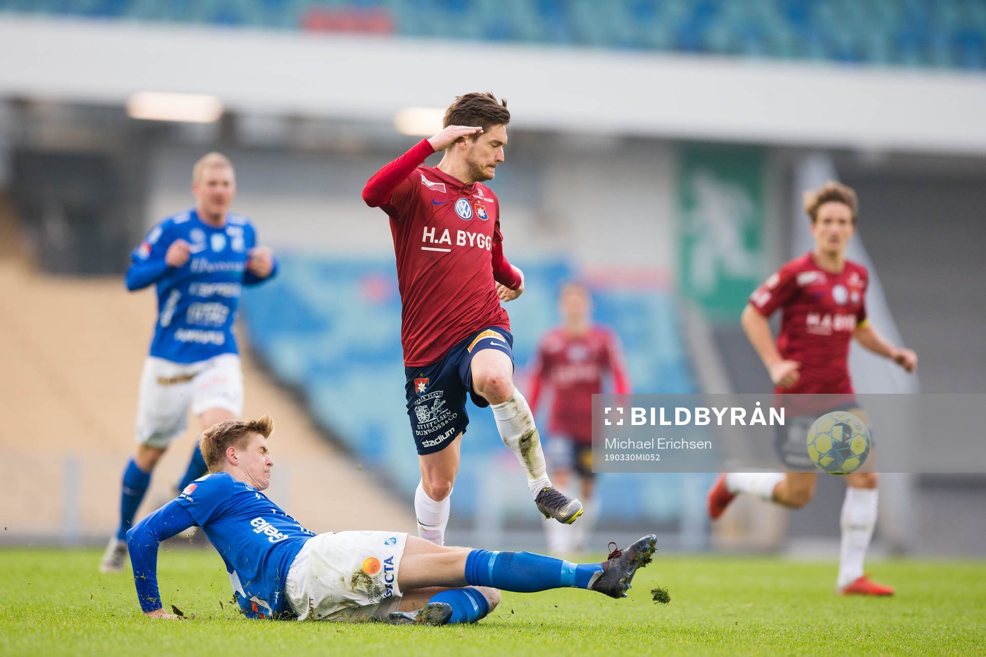 Norrbys Didric Andersson glidtacklar Örgrytes Victor Sköld