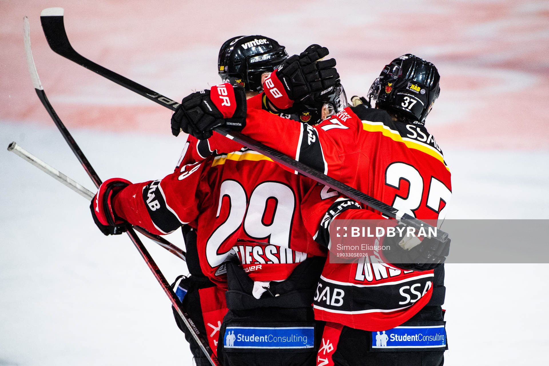 Luleås Erik Gustafsson jublar med lagkamrater