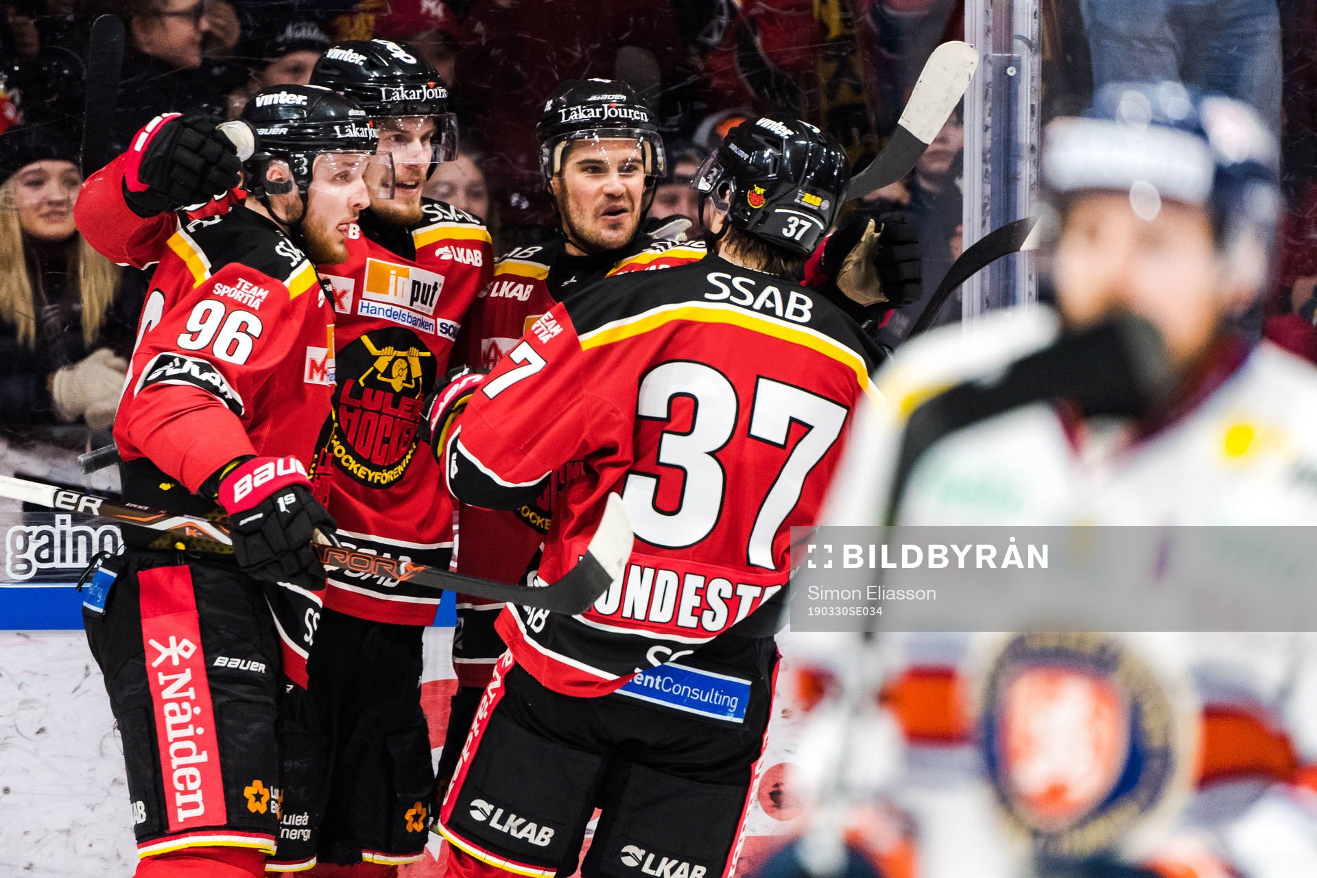 Luleås Emil Larsson jublar med lagkamrater