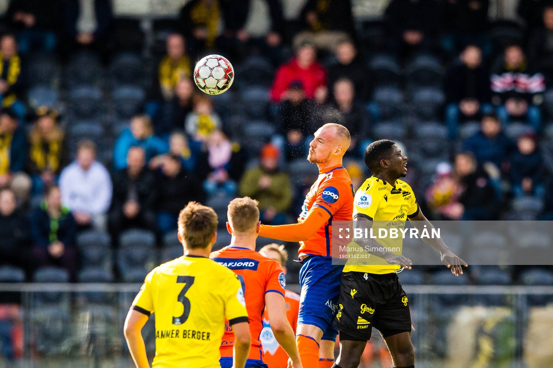 Aron Elis Thrandarson of Aalesund and Afeez Olalekan Aremu