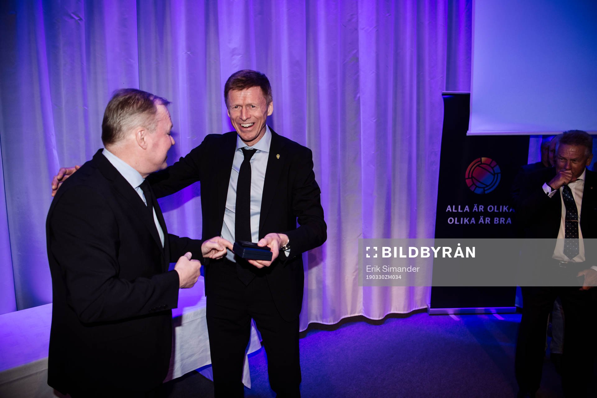 Karl-Erik Nilsson tar emot en medalj för sina insatser under Svenska Fotbollsförbundets årsmöte den 30 mars 2019 i Stockholm.
