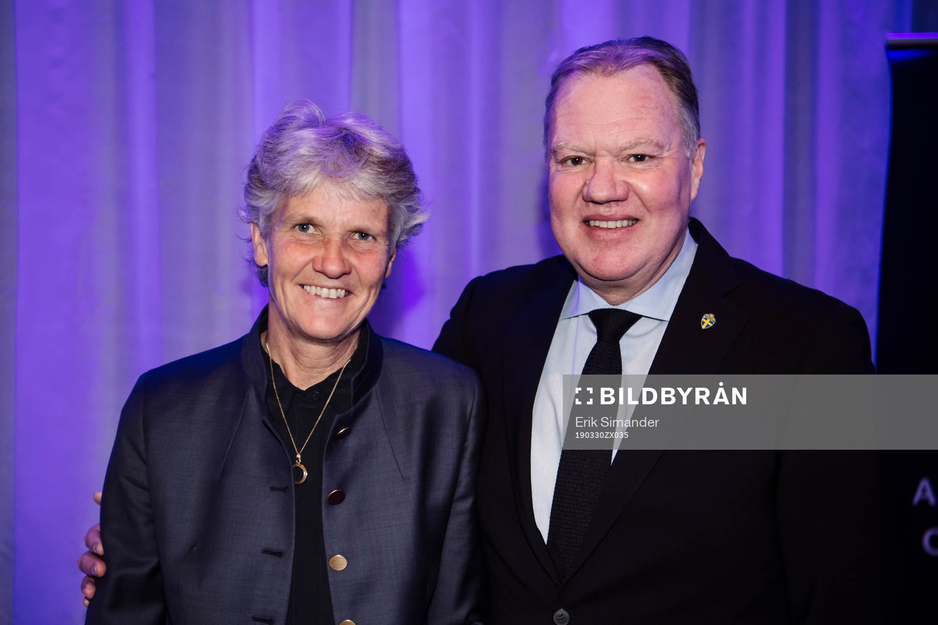 Pia Sundhage tar emot en medalj för sina insatser