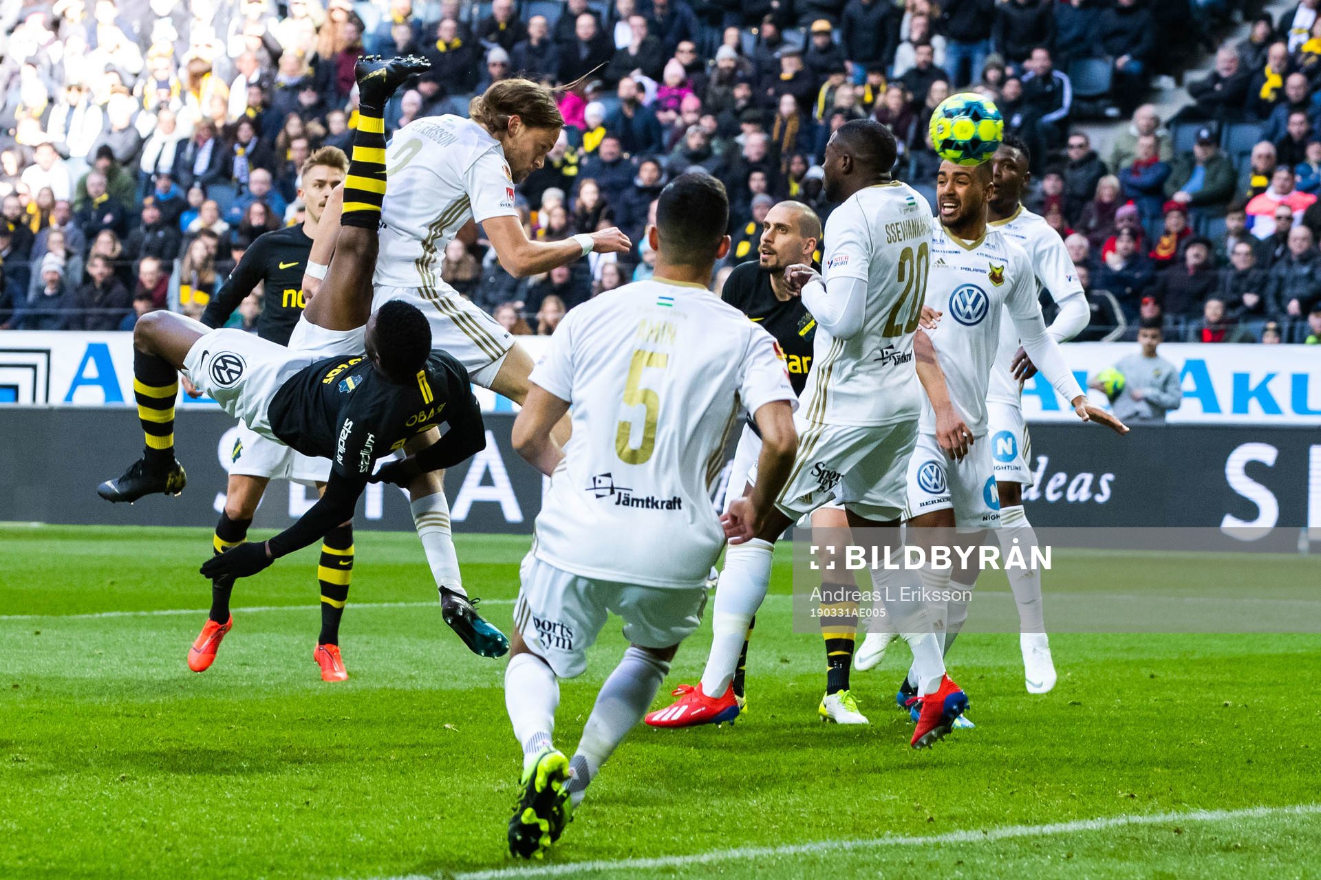 s Chinedu Ogbuke Obasi med en cykelspark