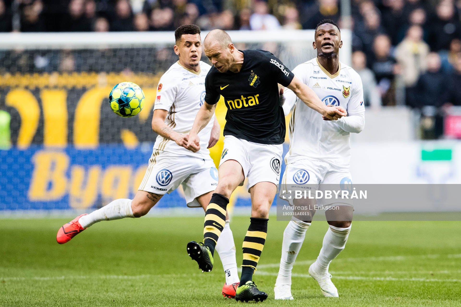 s Per Karlsson rensar undan boller framför Östersunds