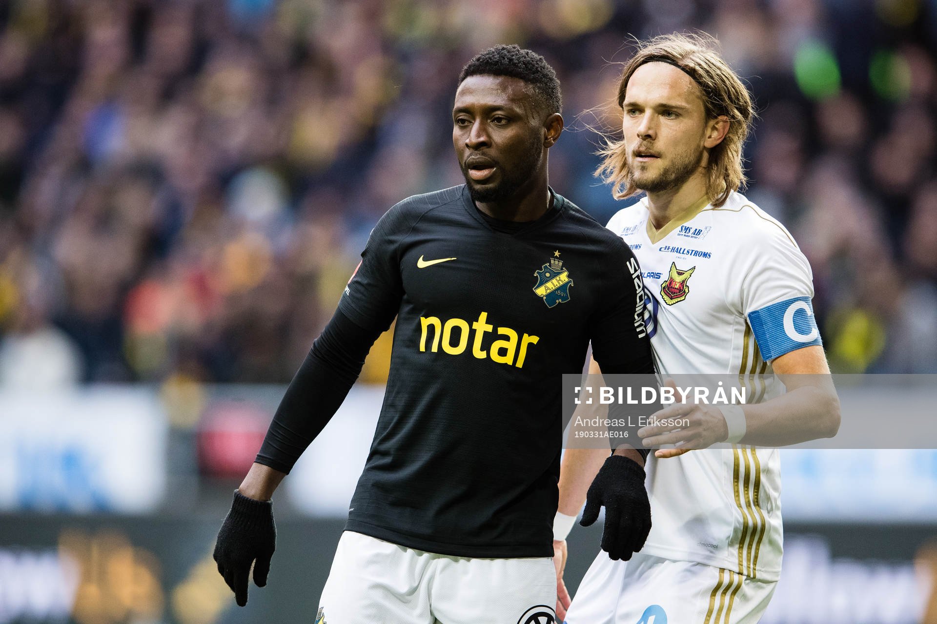 s Chinedu Ogbuke Obasi och Östersunds Tom Pettersson