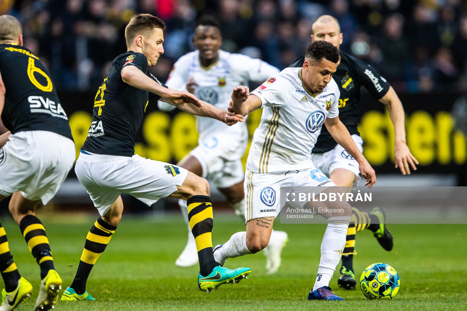 s Karol Mets och Östersunds Ravel Ryan Morrison