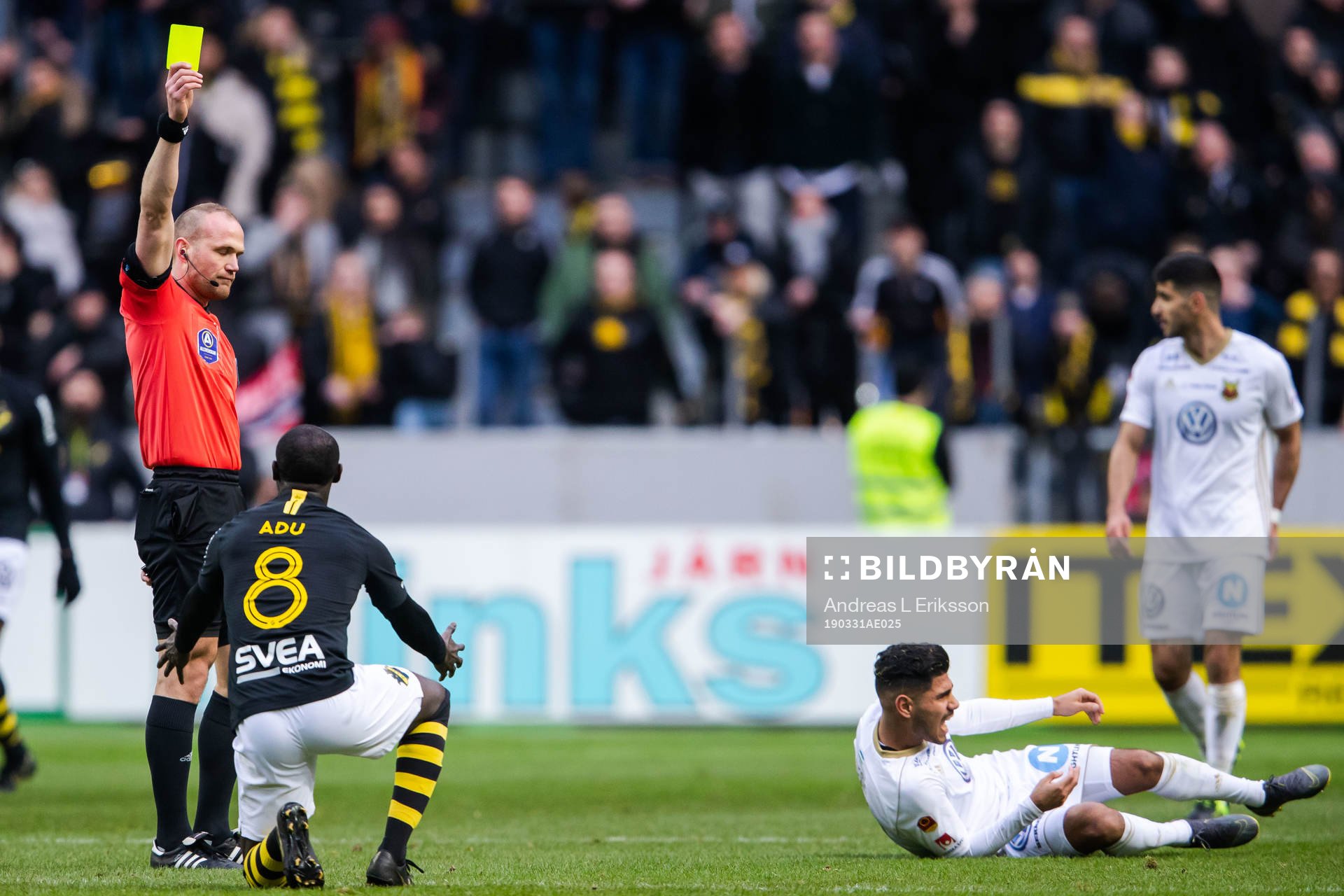 AIK:s Enoch Kofi Adu tilldelas en varning under fotbollsmatchen i Allsvenskan mellan AIK och Östersund den 31 mars 2019 i Stockholm. 