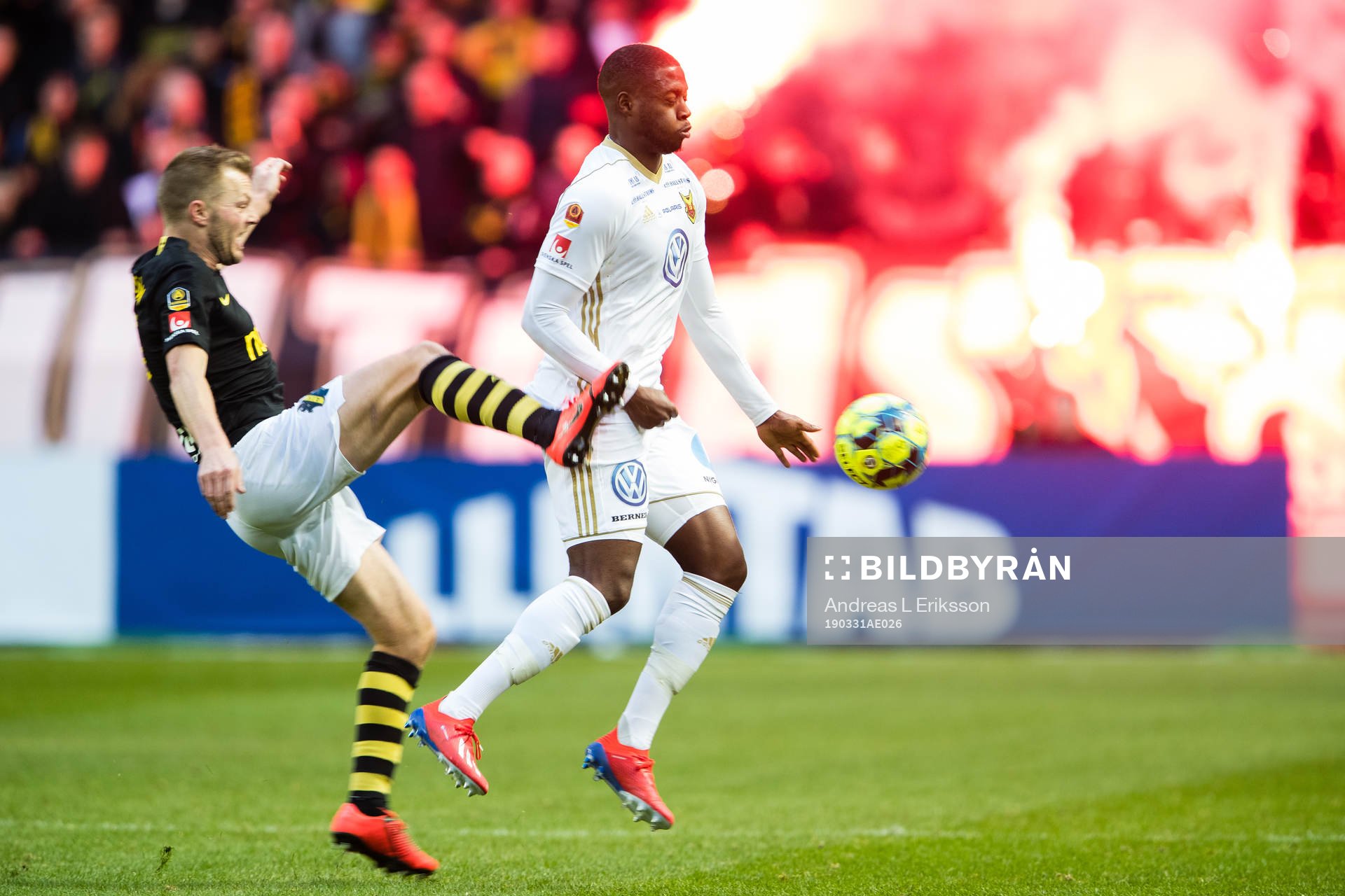 s Sebastian Larsson i kamp om bollen med Östersunds Isak