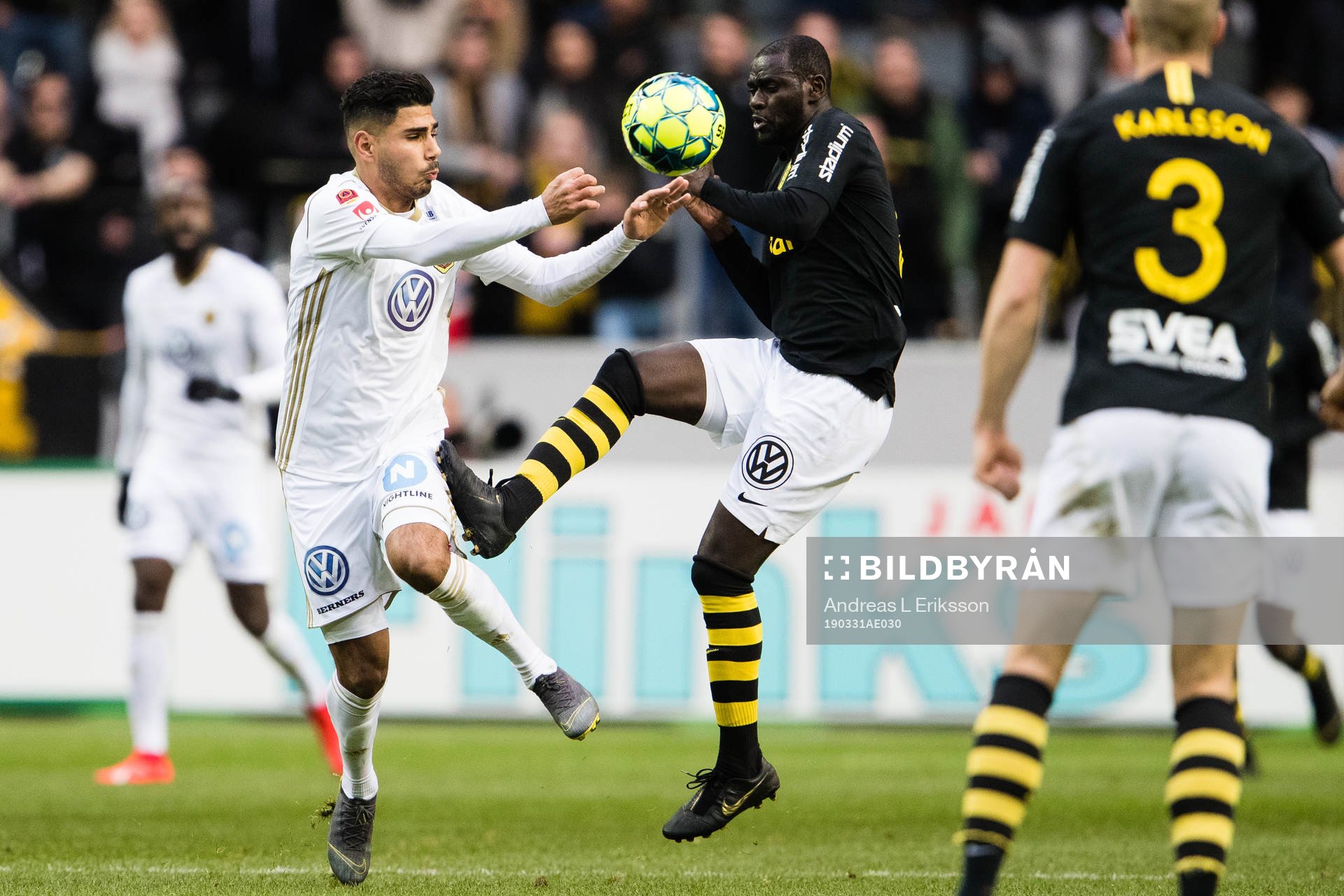 Östersunds Hosam Aiesh i kamp om bollen med AIK:s Enoch Kofi Adu under fotbollsmatchen i Allsvenskan mellan AIK och Östersund den 31 mars 2019 i Stockholm.