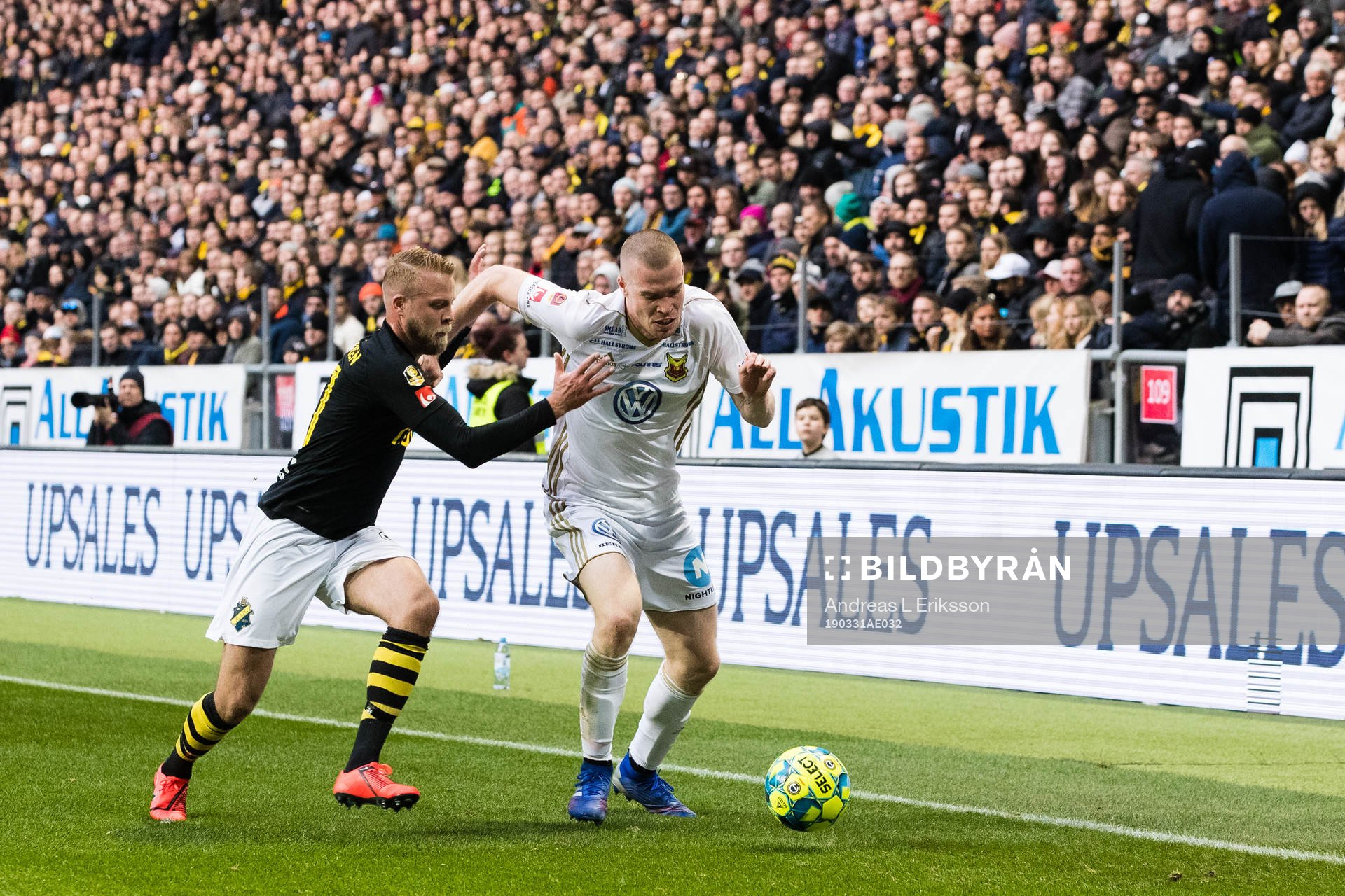 s Daniel Sundgren i kamp om bollen med Östersunds Thomas