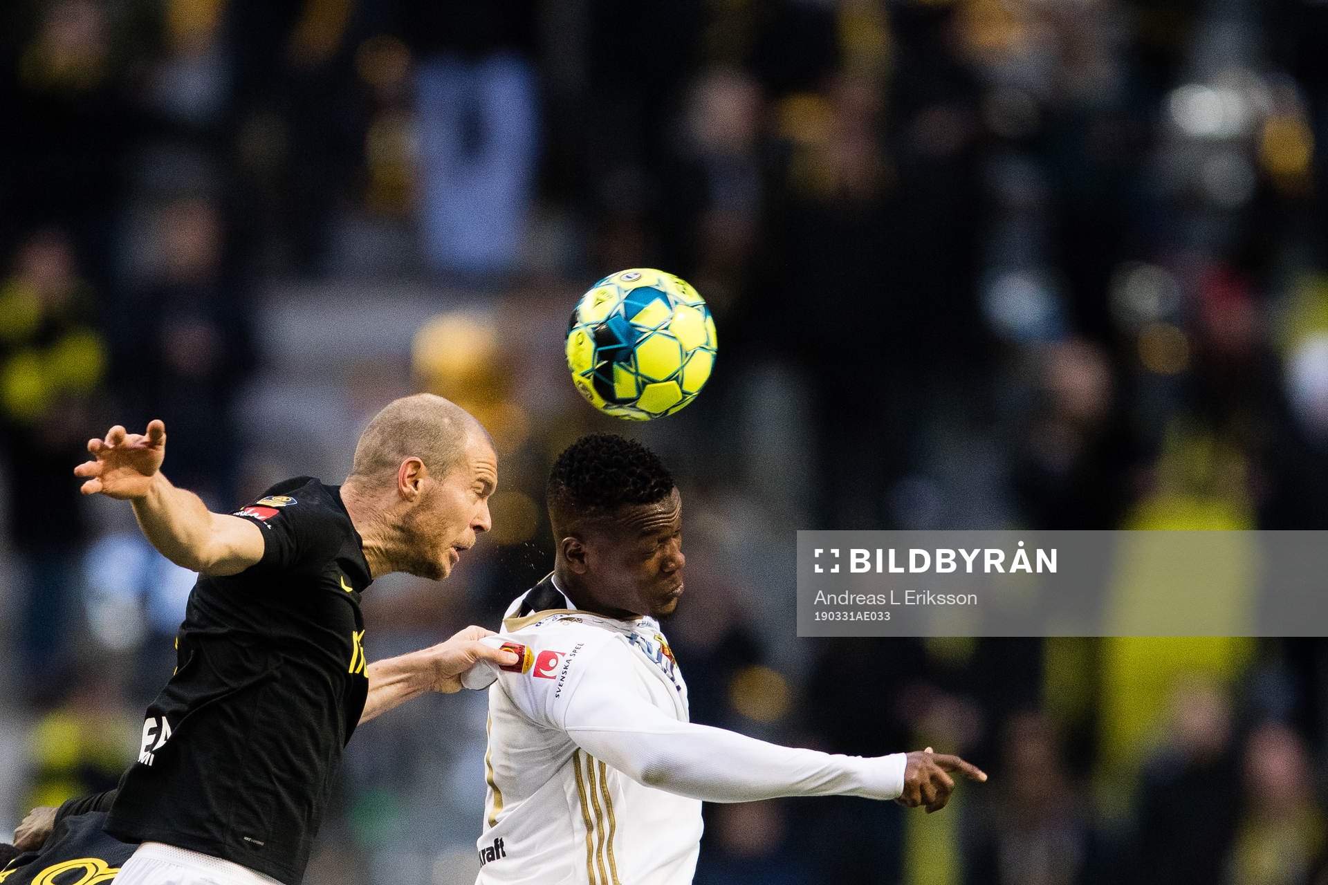 AIK:s Per Karlsson i en nickduell med Östersunds Alhaji Gero under fotbollsmatchen i Allsvenskan mellan AIK och Östersund den 31 mars 2019 i Stockholm.