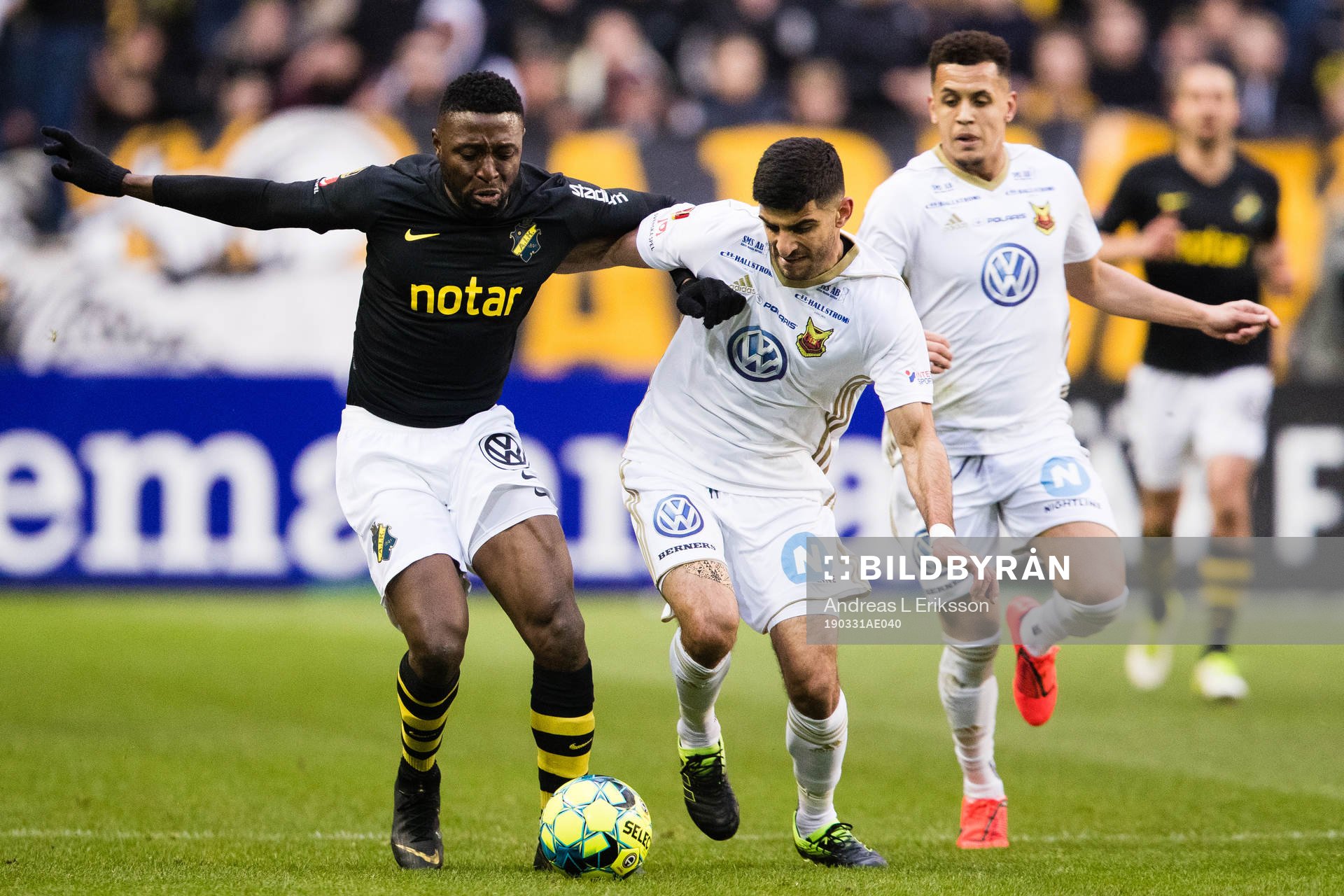 s Chinedu Ogbuke Obasi i kamp om bollen med Östersunds