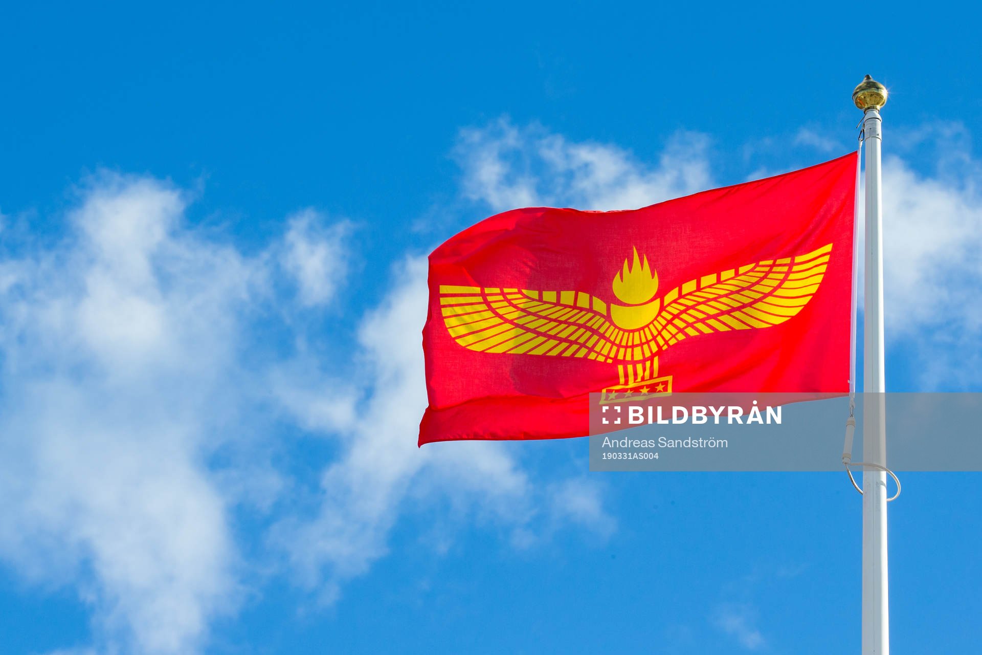Syrianska-arameiska flaggan mot blå himmel