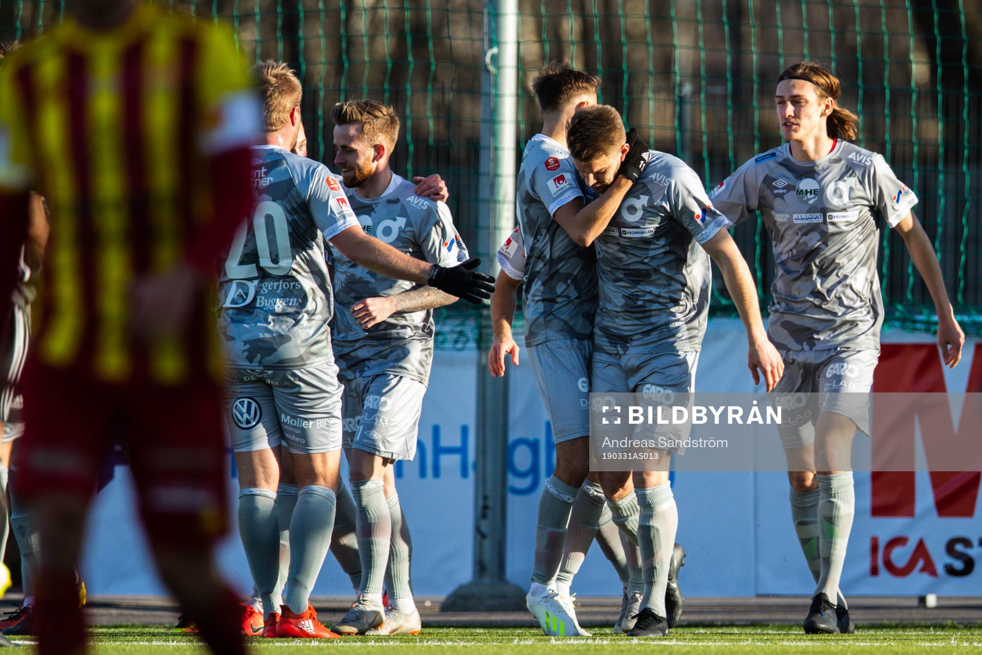 Degerfors Nikola Ladan jublar med lagkamrater