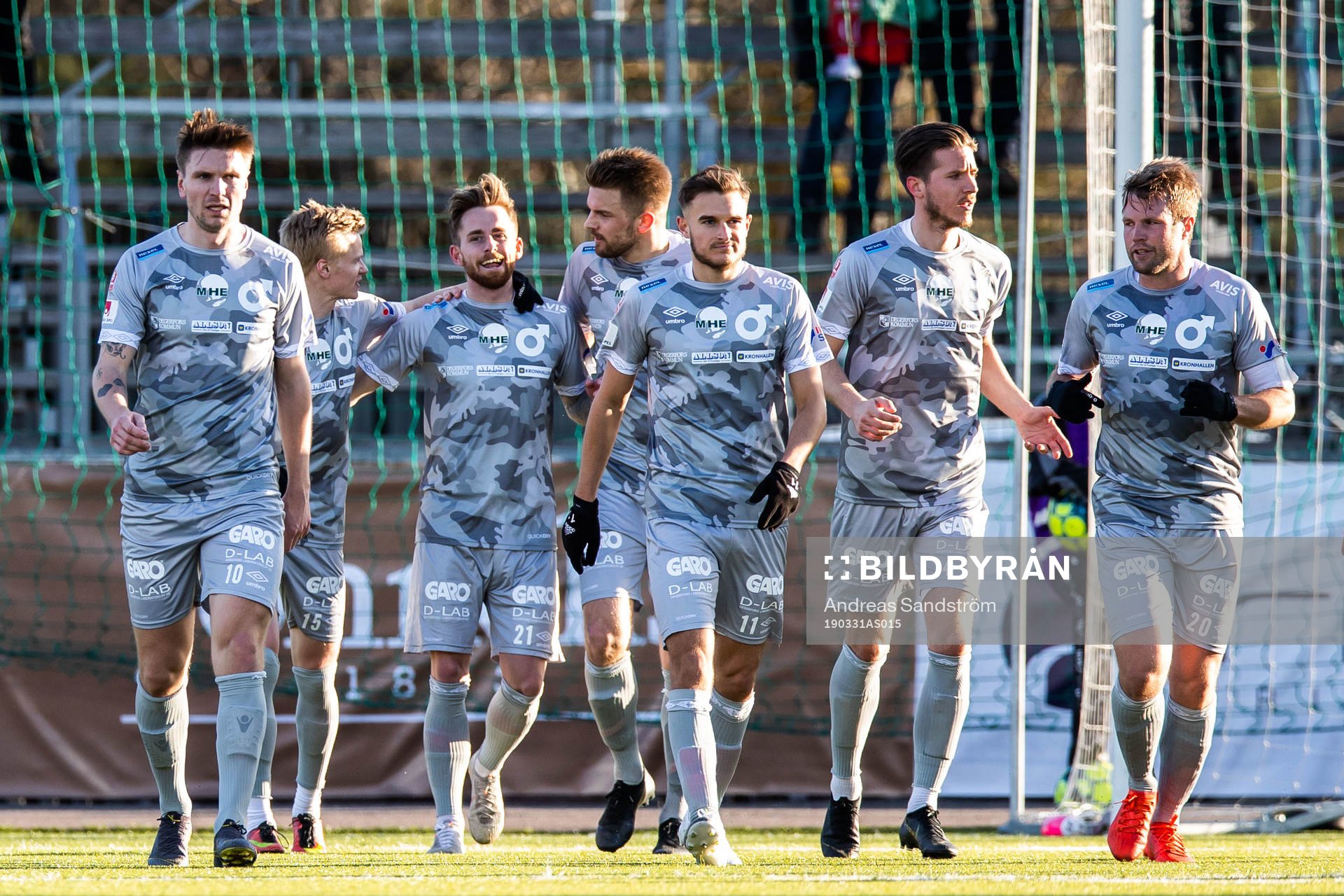 Degerfors Rasmus Alm jublar med lagkamrater