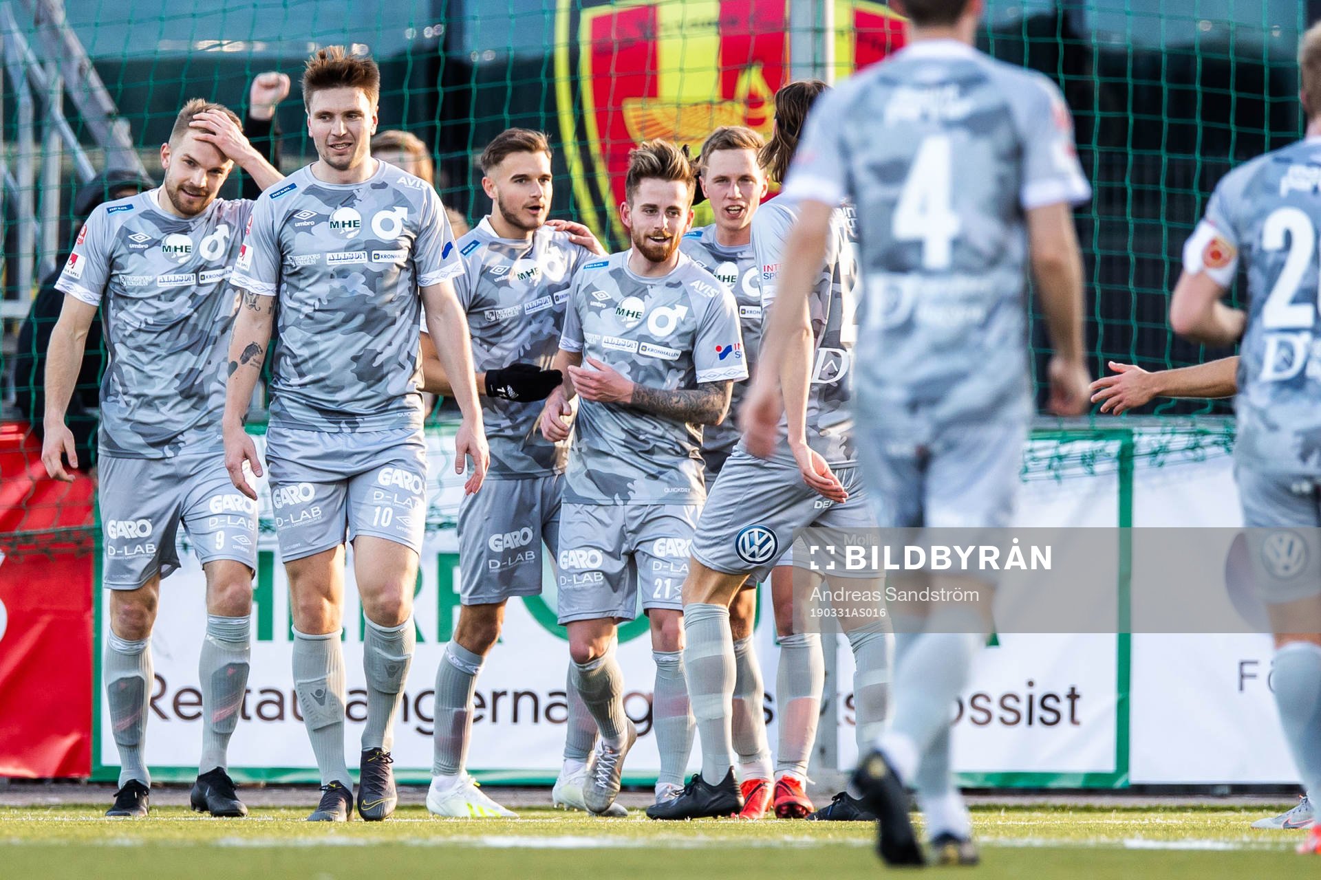 Degerfors Rasmus Alm jublar med lagkamrater