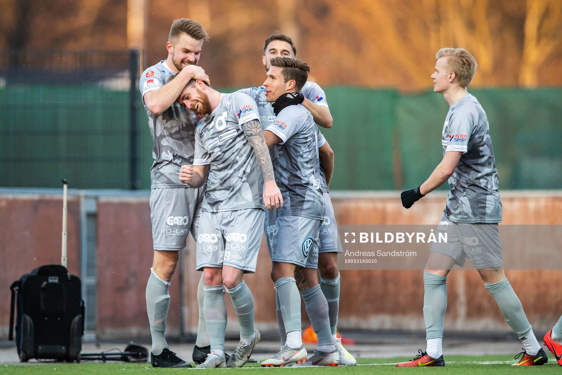 Degerfors Erik Björndahl jublar med lagkamrater