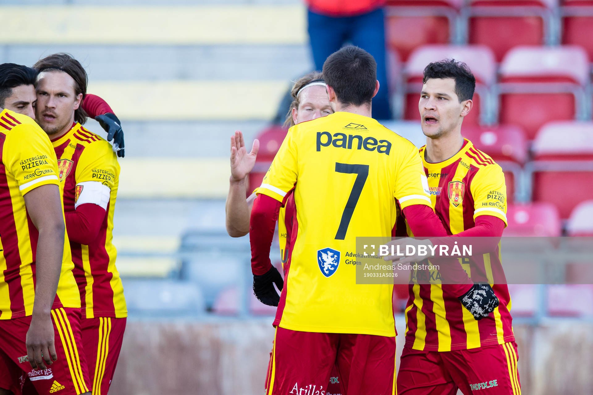 Syrianskas Mauricio Albornoz (h) gör 1-1 och gratuleras av
