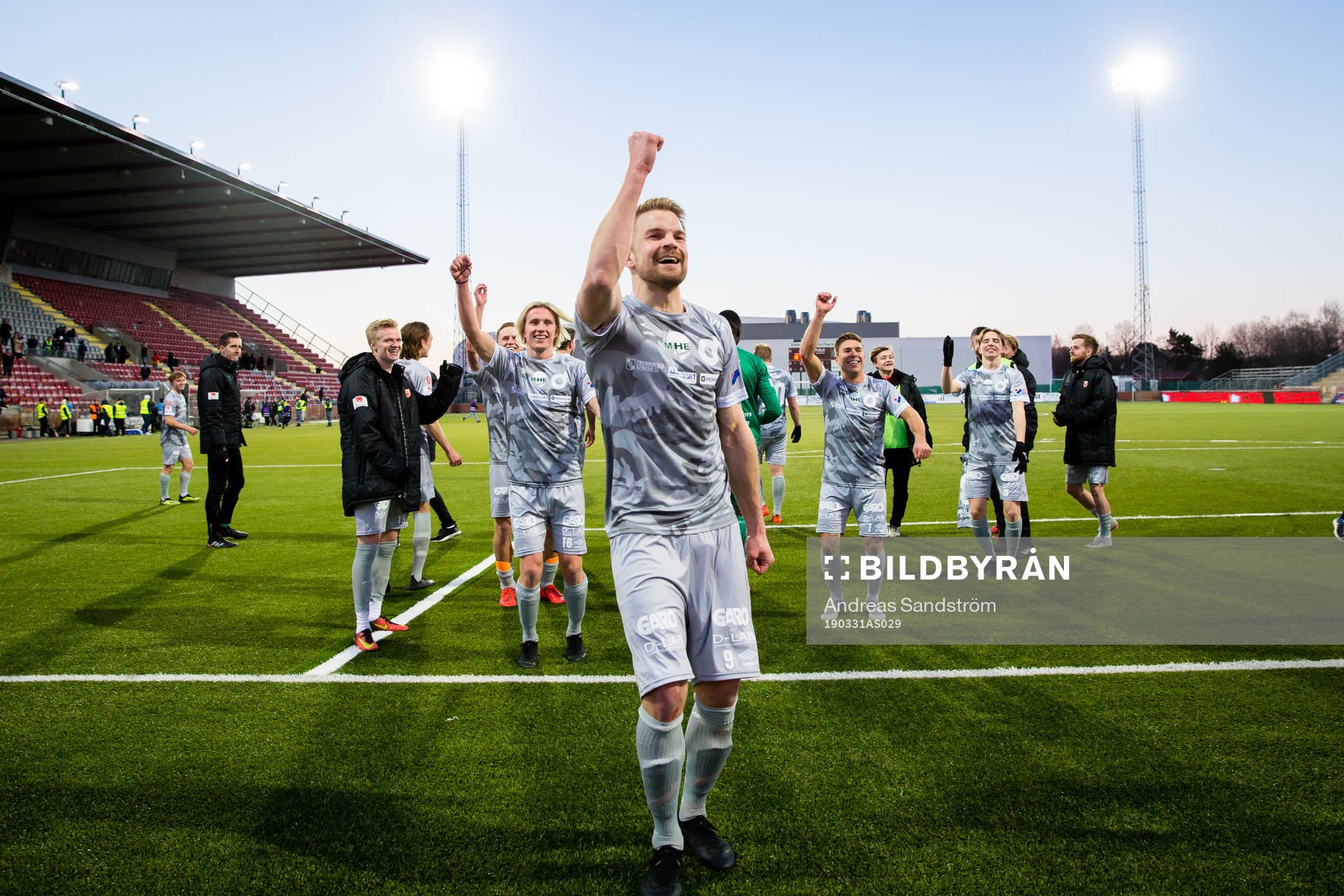 Degerfors Erik Björndahl leder klacken med en sång