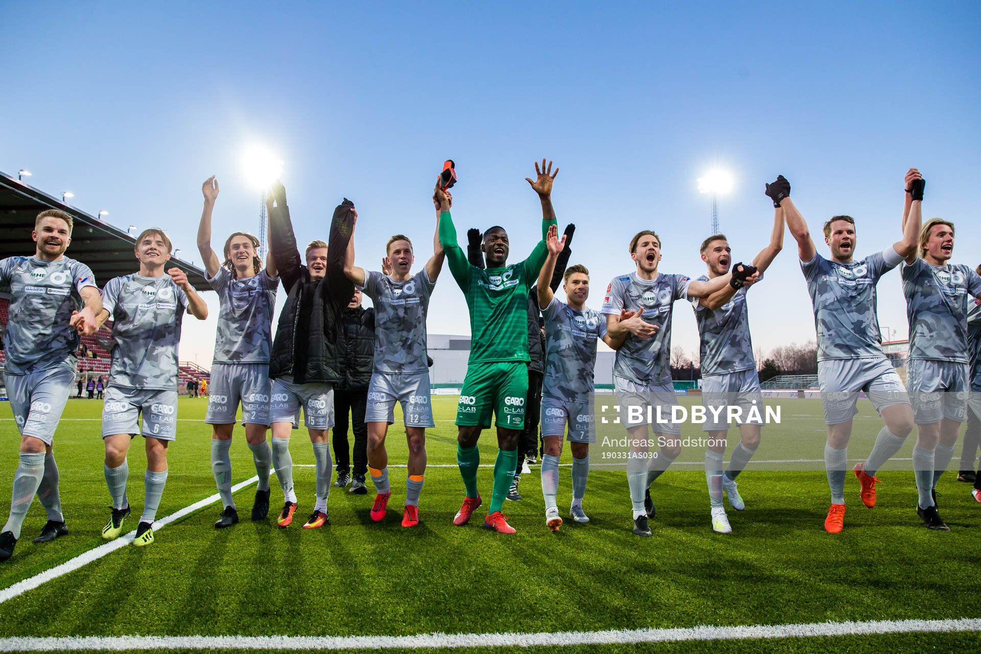 Degerfors spelare jublar med fansen