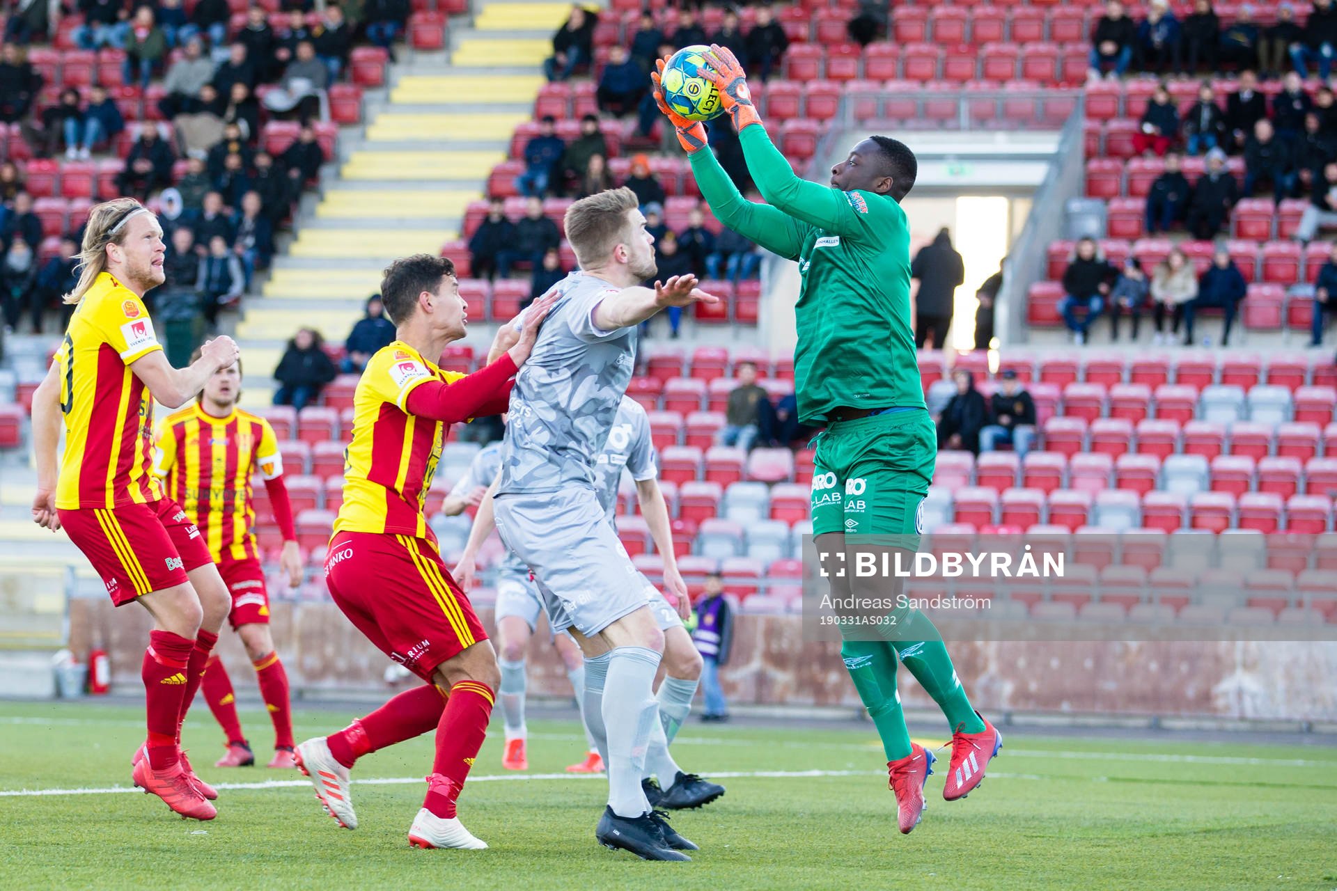 Degerfors målvakt Ismael Diawara i aktion