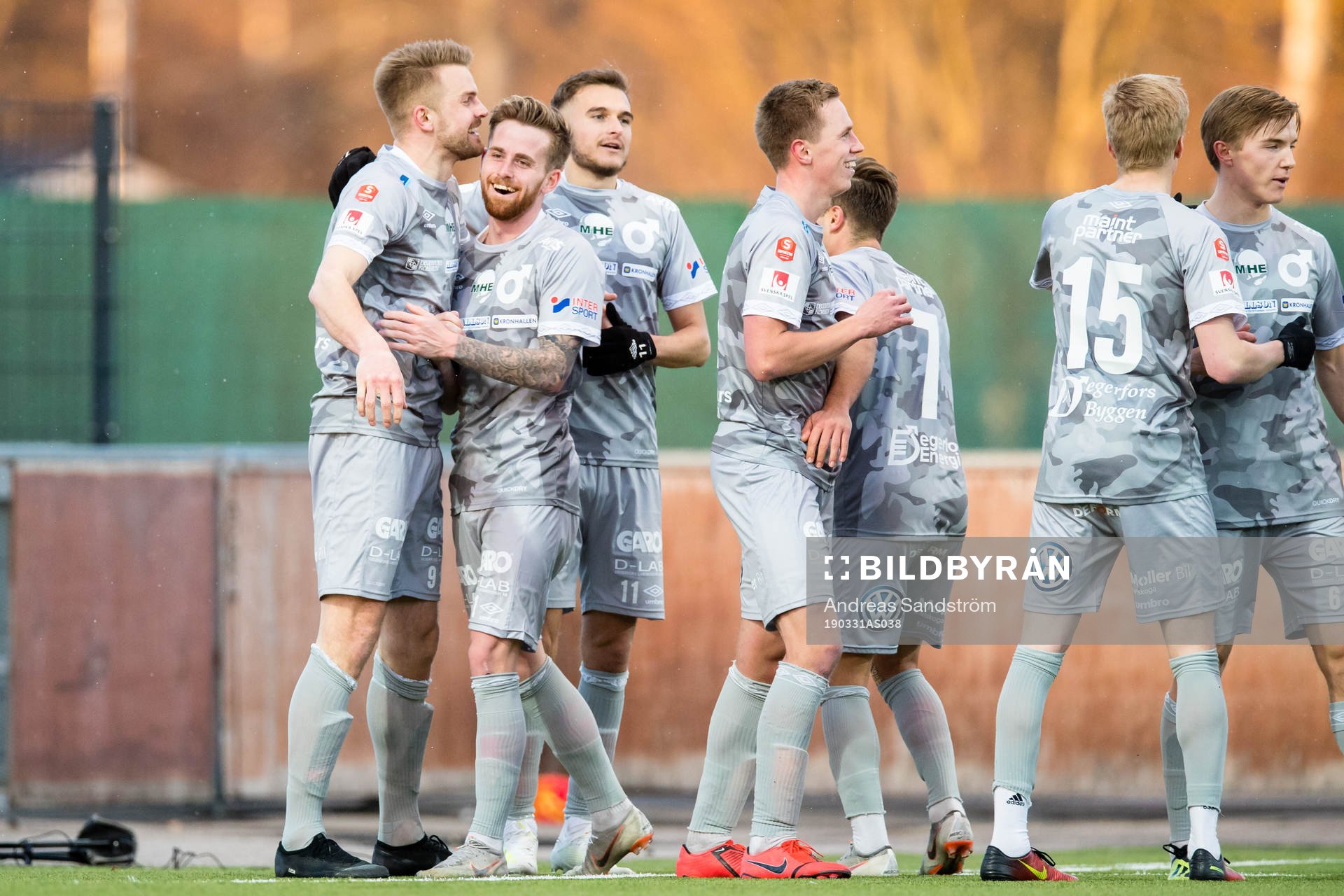 Degerfors Erik Björndahl (v) gör 1-4 och omfamnas av
