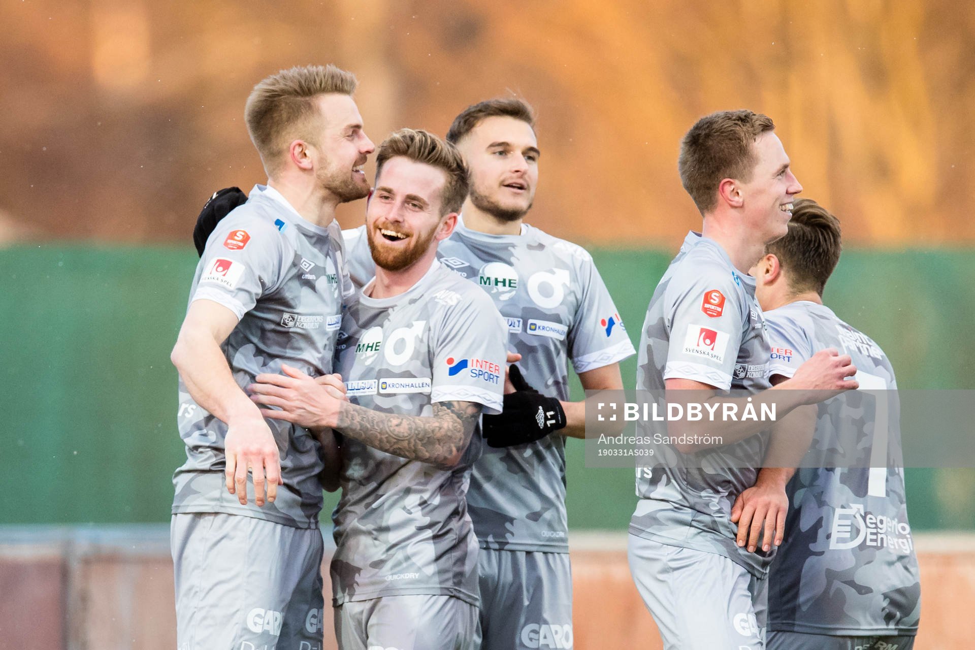 Degerfors Erik Björndahl (v) gör 1-4 och omfamnas av