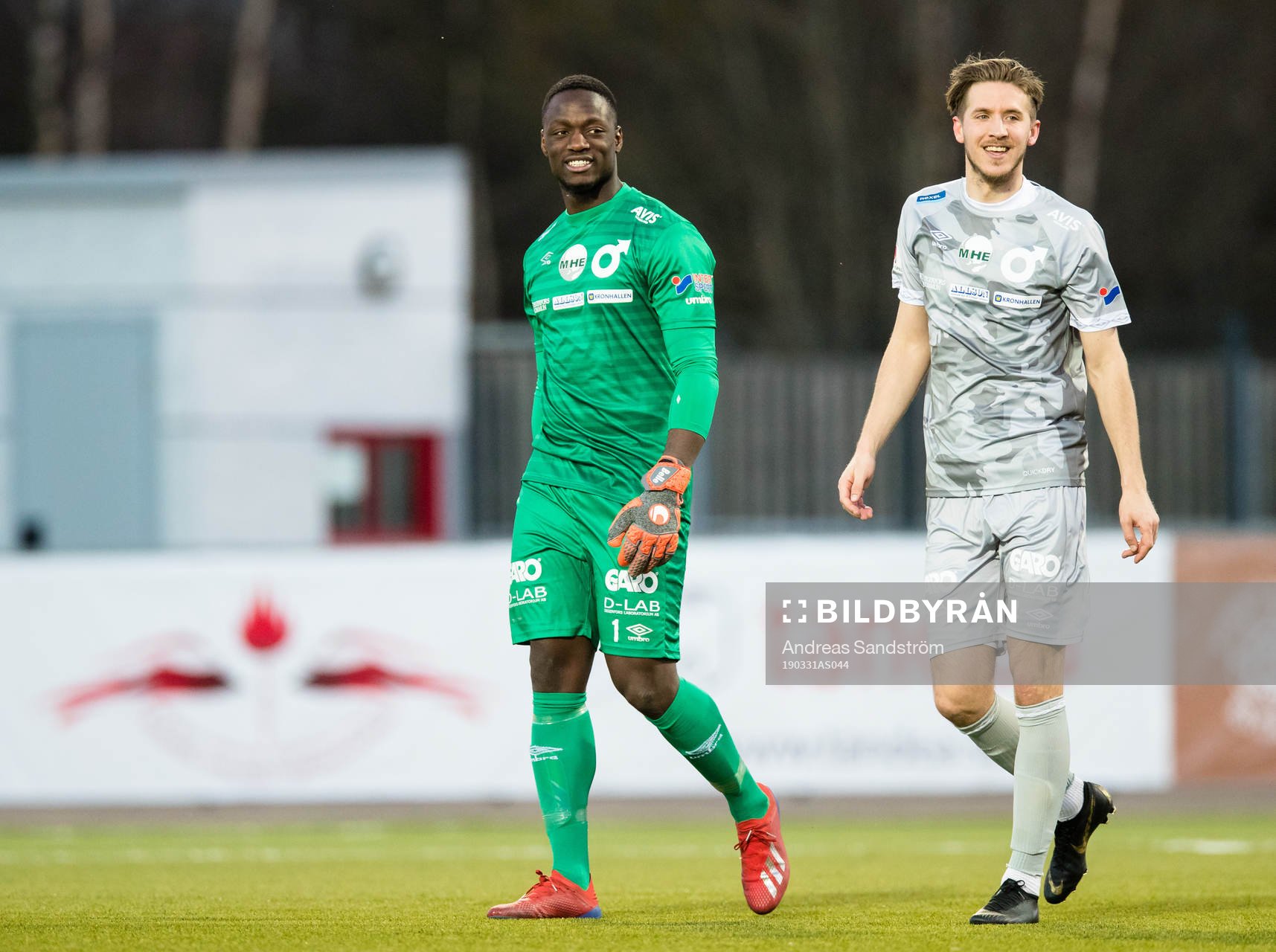 Degerfors målvakt Ismael Diawara och Daniel Janevski ser