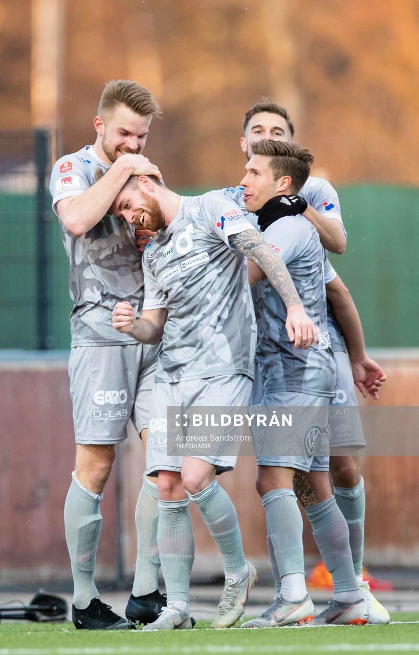 Degerfors Erik Björndahl (v) gör 1-4 och gratuleras