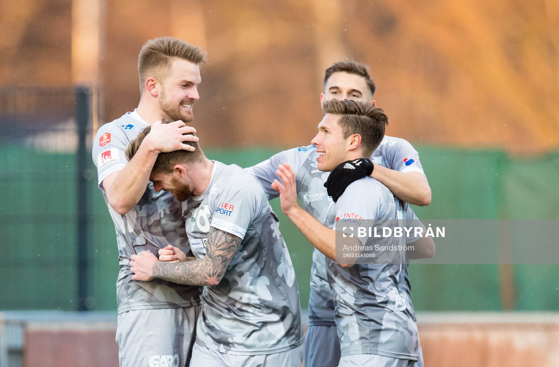 Degerfors Erik Björndahl (v) gör 1-4 och gratuleras