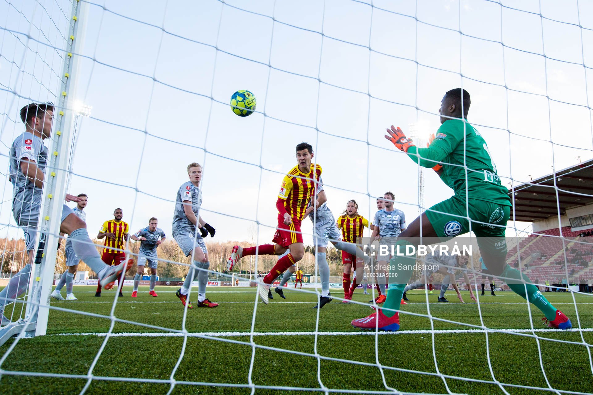 Syrianskas Mauricio Albornoz nickar in 1-1 bakom Degerfors