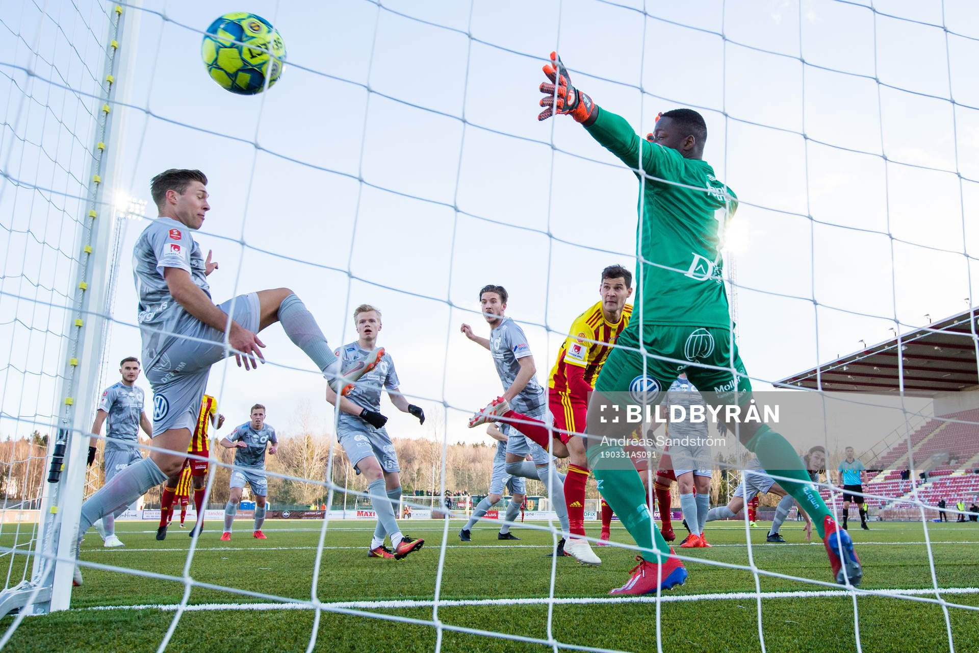 Syrianskas Mauricio Albornoz nickar in 1-1 bakom Degerfors