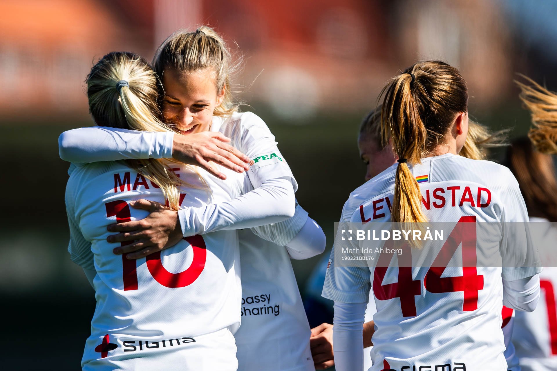 Rosengårds Nathalie Björn och Hailie Mace jublar