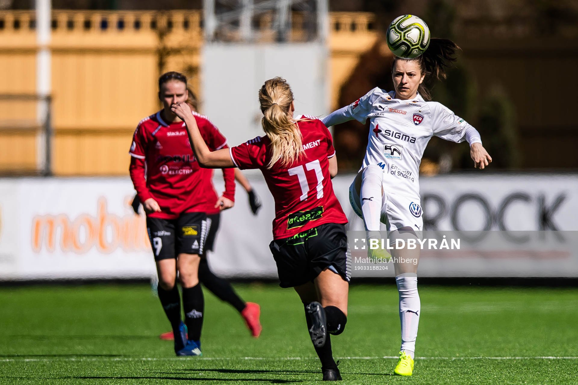 Limhamn Bunkeflos Sophie Sundqvist och Rosengårds Iva Landeka under en träningsmatch i fotboll mellan Rosengård och LB07 den 31 mars 2019 i Malmö.