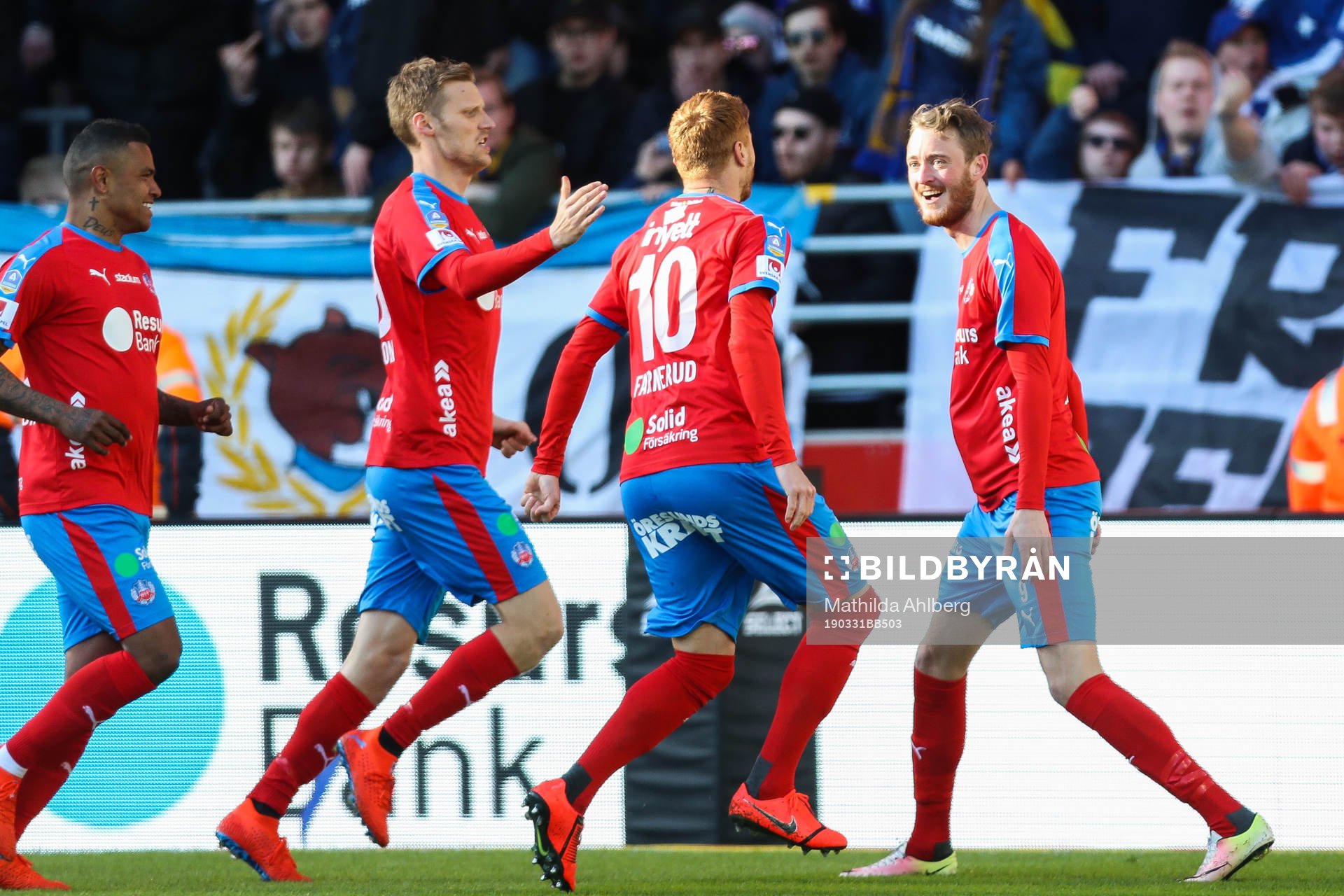 Helsingborgs Rasmus Jönsson jublar med lagkamrater