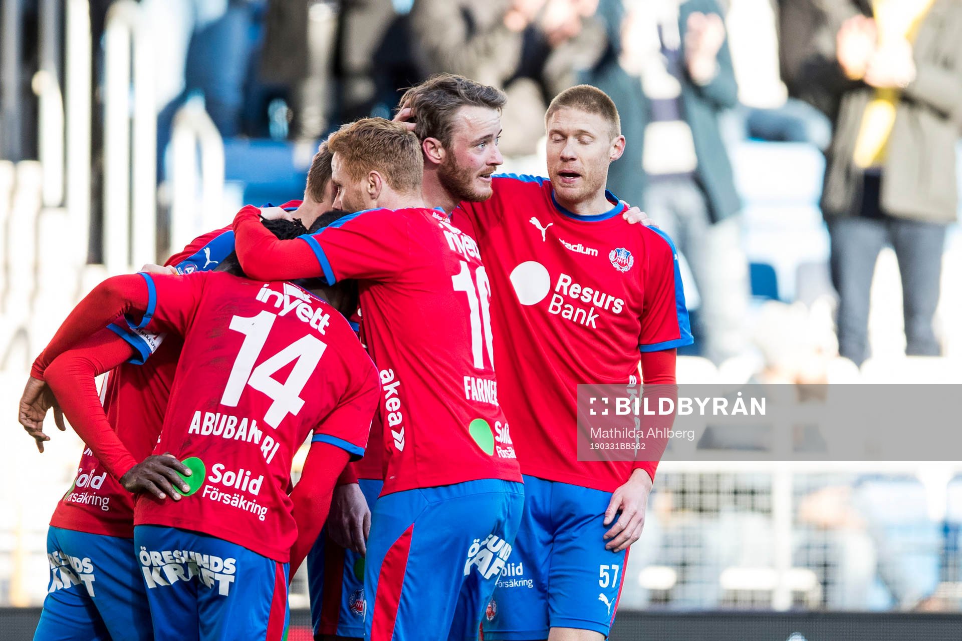 Helsingborgs Rasmus Jönsson jublar tillsammans med Markus Holgersson efter 2-1 under fotbollsmatchen i Allsvenskan mellan Helsingborg och Norrköping den 31 mars 2019 i Helsingborg.