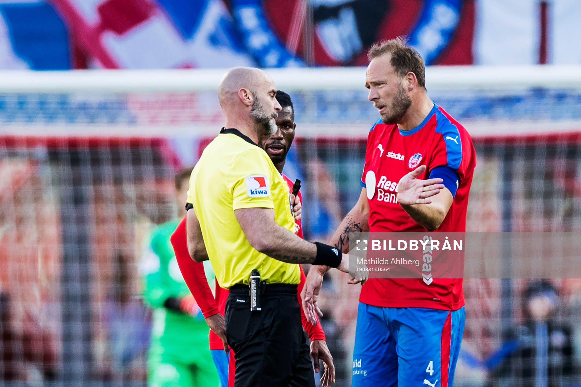 Helsingborgs Andreas Granqvist i diskussion med Domare