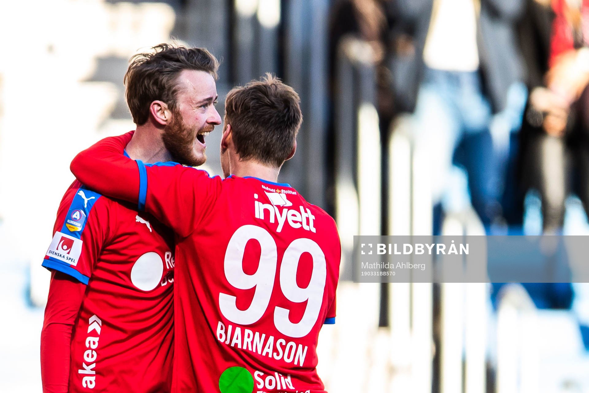 Helsingborgs Rasmus Jönsson och Andri Bjarnason jublar efter 2-1 under fotbollsmatchen i Allsvenskan mellan Helsingborg och Norrköping den 31 mars 2019 i Helsingborg.