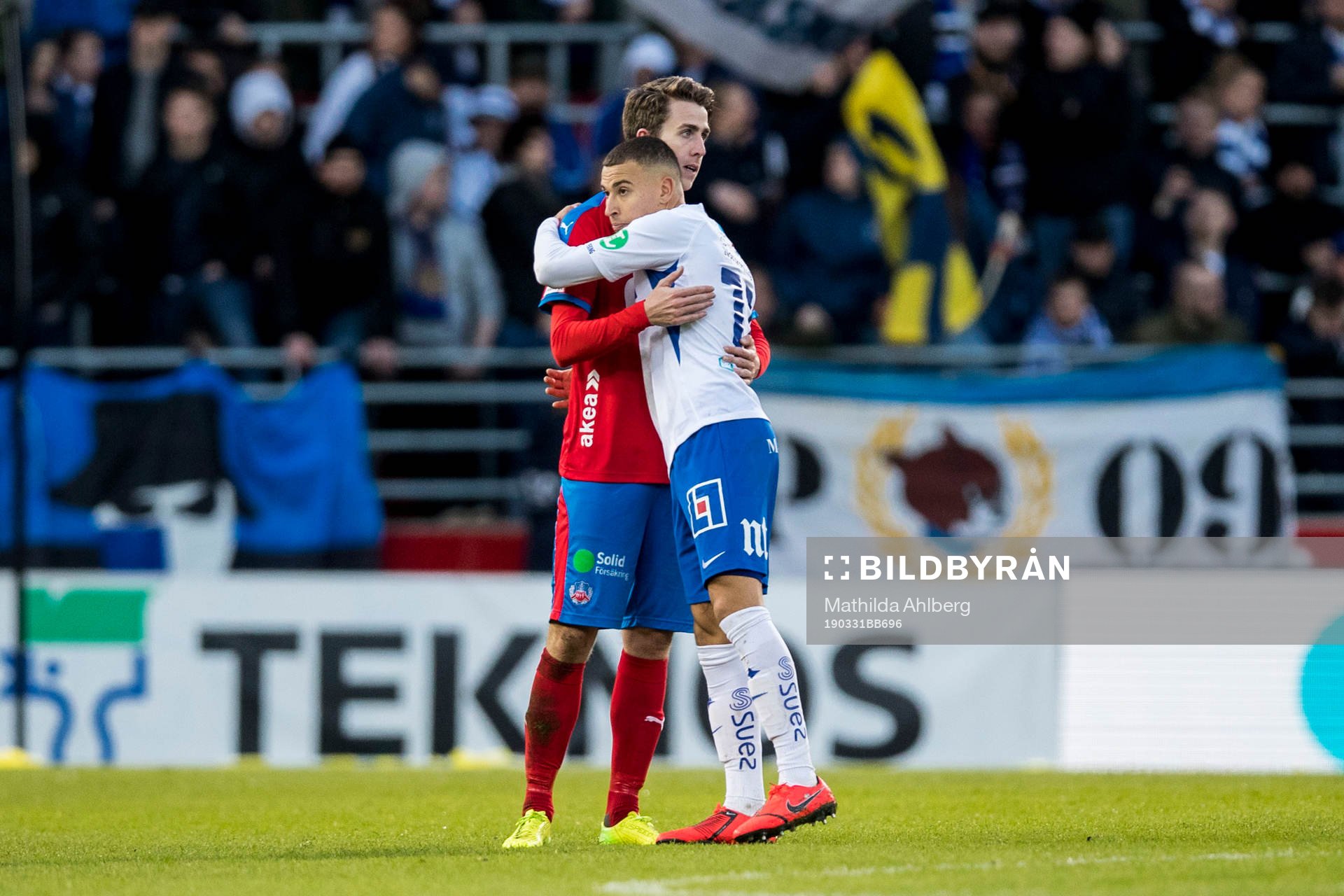 Helsingborgs Adam Eriksson och IFK Norrköpings Jordan Larsson kramar om varandra efter fotbollsmatchen i Allsvenskan mellan Helsingborg och Norrköping den 31 mars 2019 i Helsingborg.
