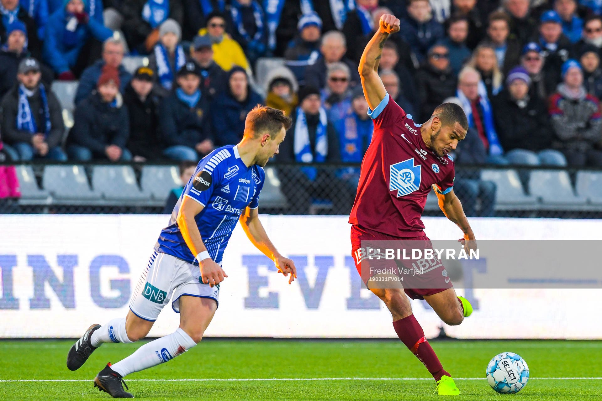 Nicolai Næss of Sarpsborg 08 and Ohi Omoijuanfo of Molde