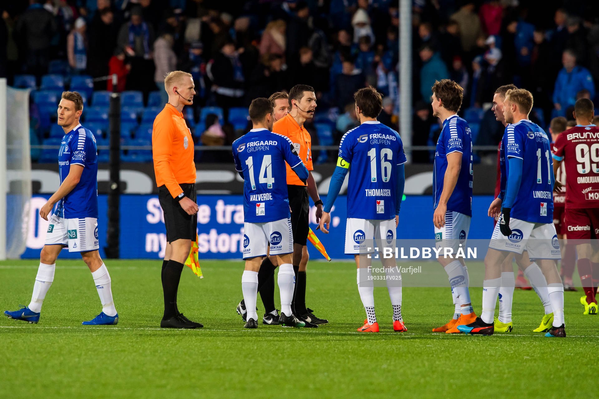 The players of Sarpsborg 08 discuss with Tore Hansen,