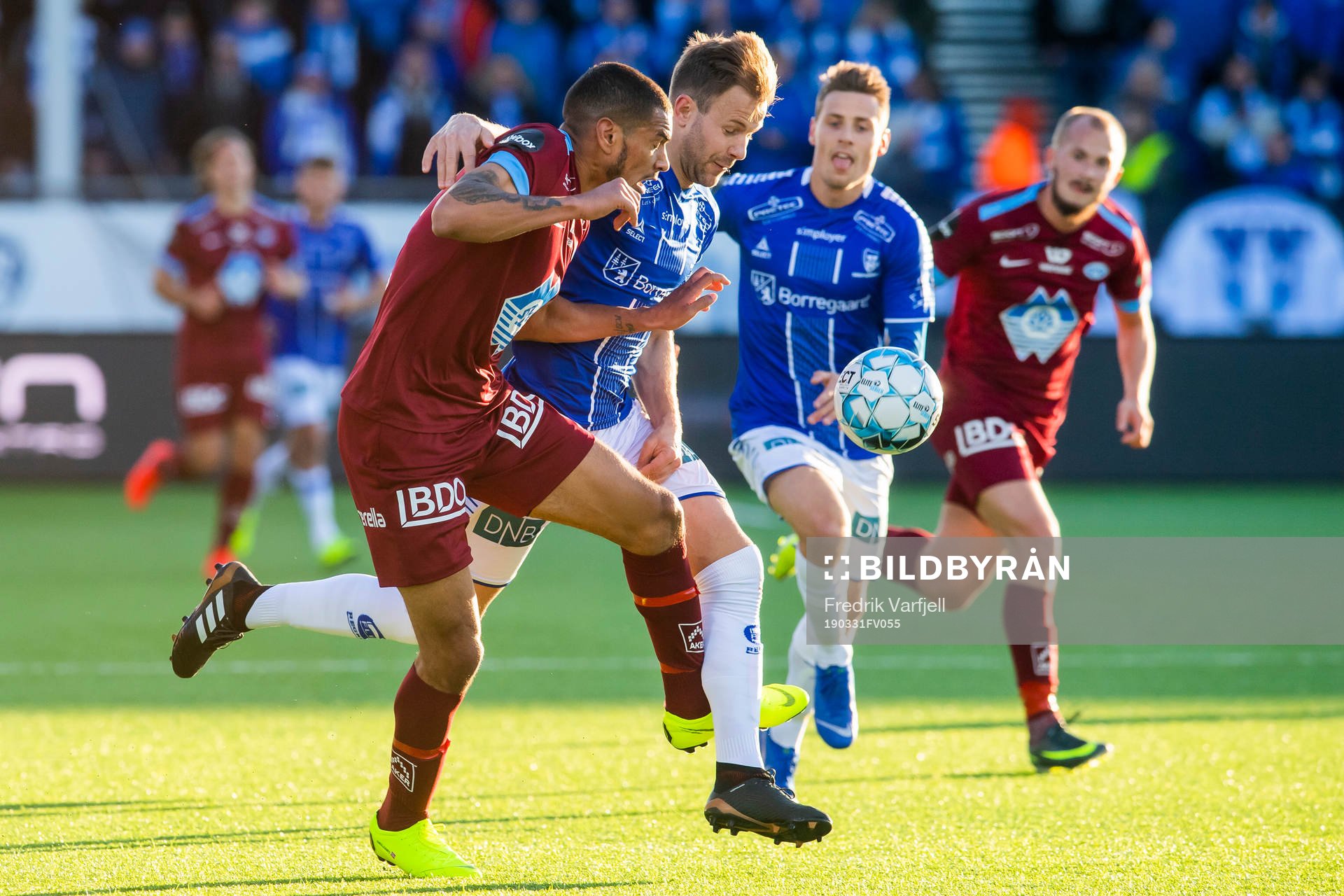 Ohi Omoijuanfo of Molde and Nicolai Næss of Sarpsborg 08