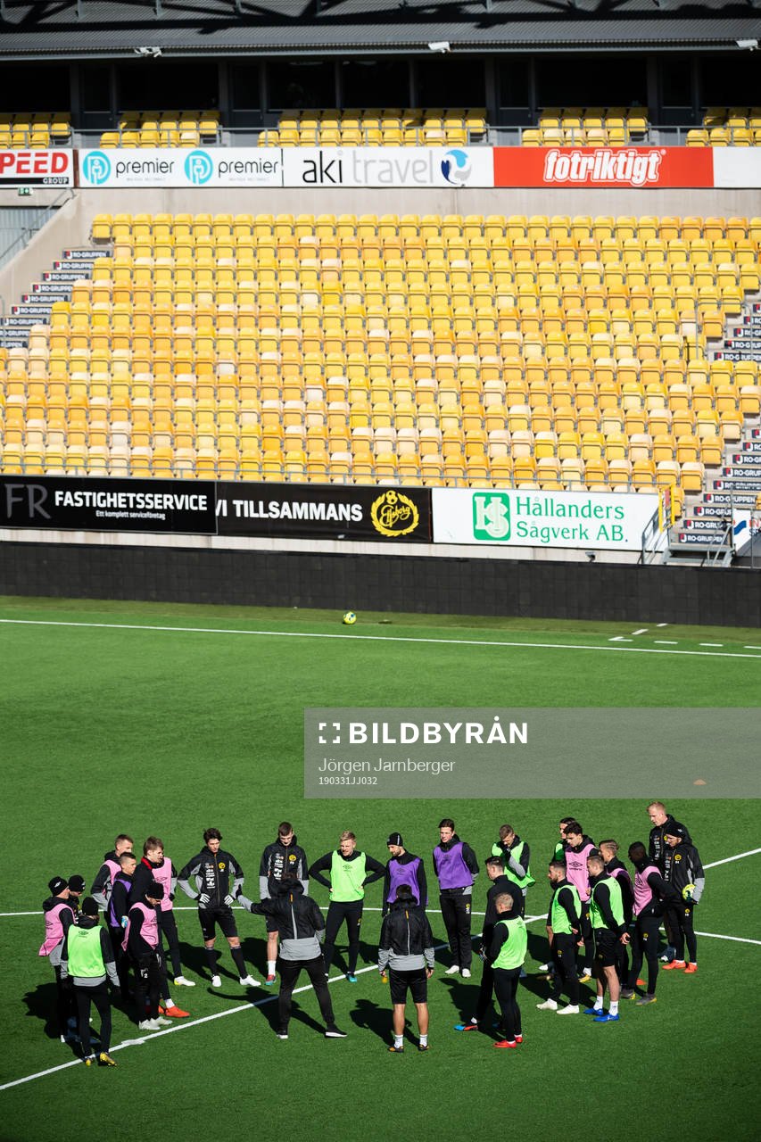 Spelarna samlade för genomgång under en träning med det allsvenska fotbollslaget Elfsborgs den 31 mars 2019 i Borås.