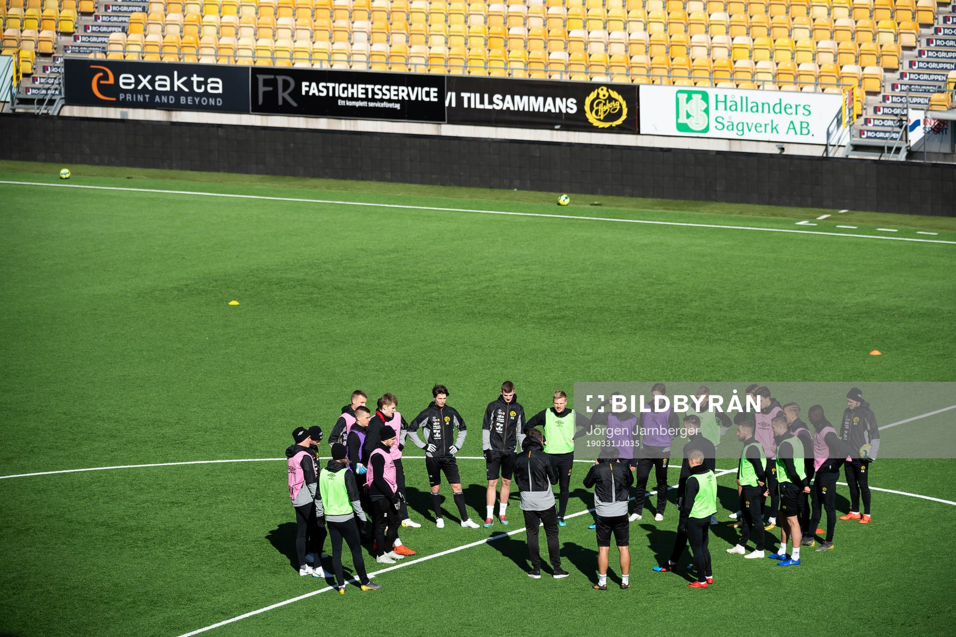 Spelarna samlade för genomgång under en träning med det allsvenska fotbollslaget Elfsborgs den 31 mars 2019 i Borås.