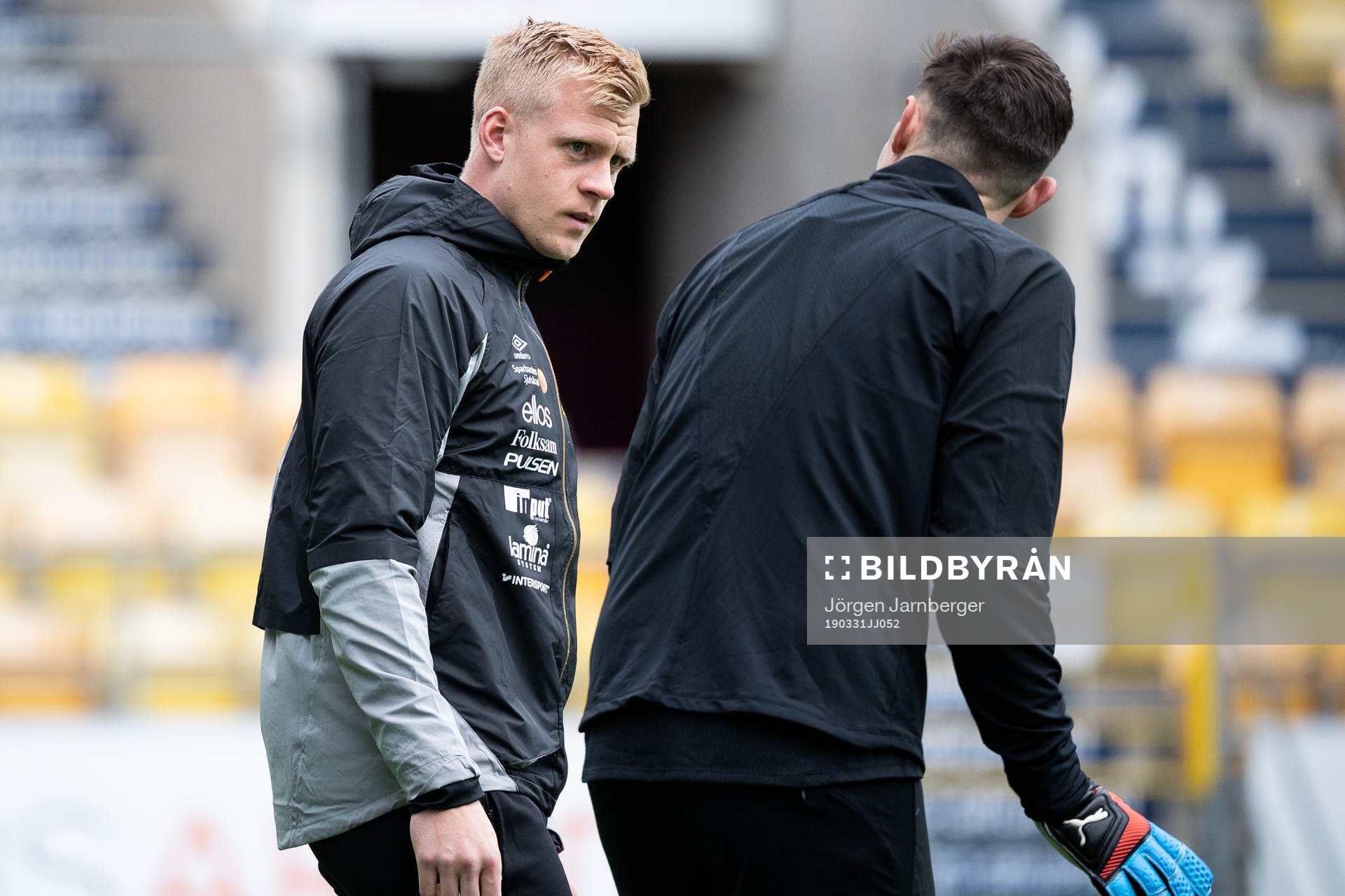 målvaktstränare Linus Eriksson diskuterar med målvakt