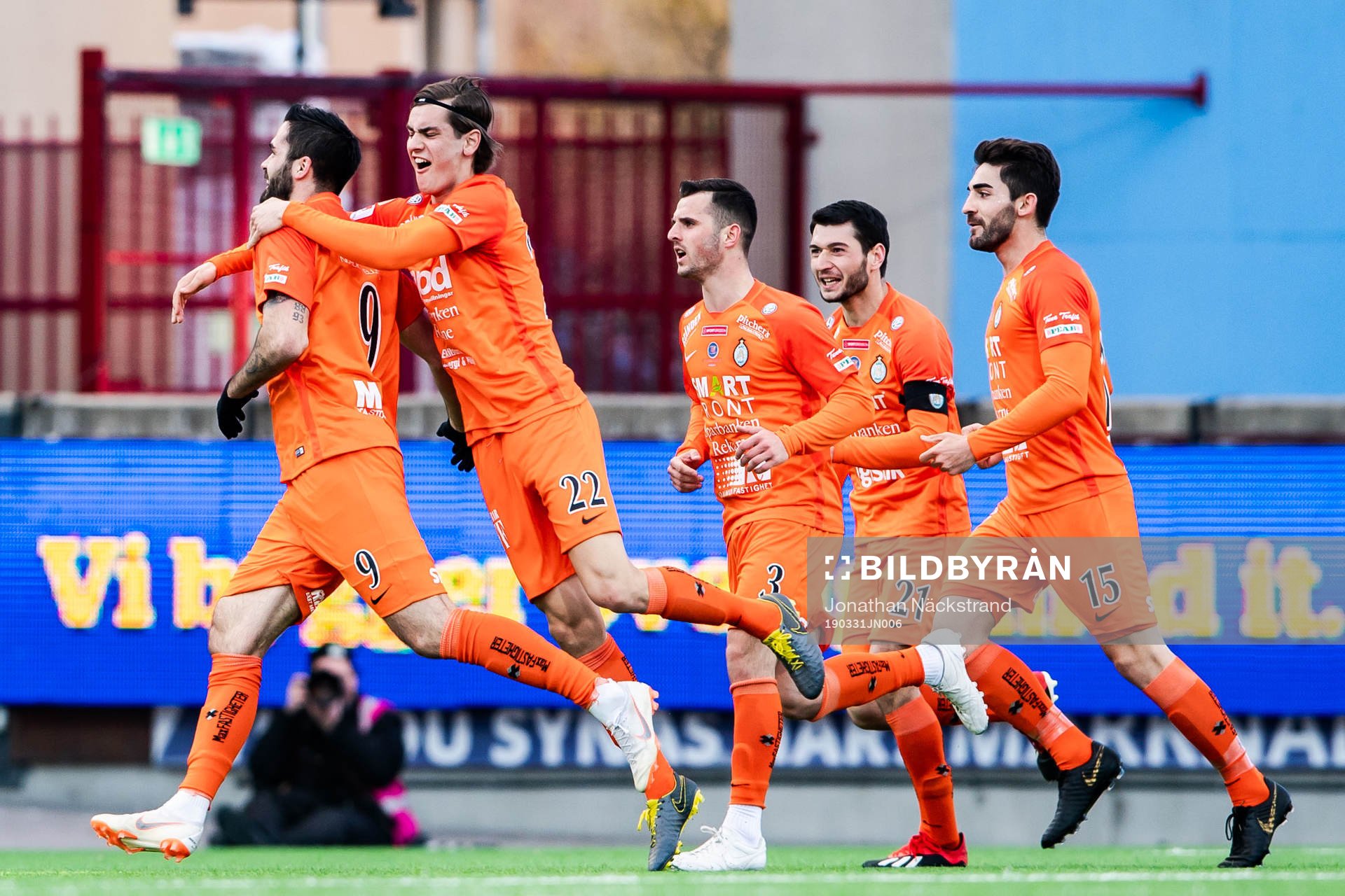 AFC Eskilstunas Denni Avdic jublar med lagkamrater