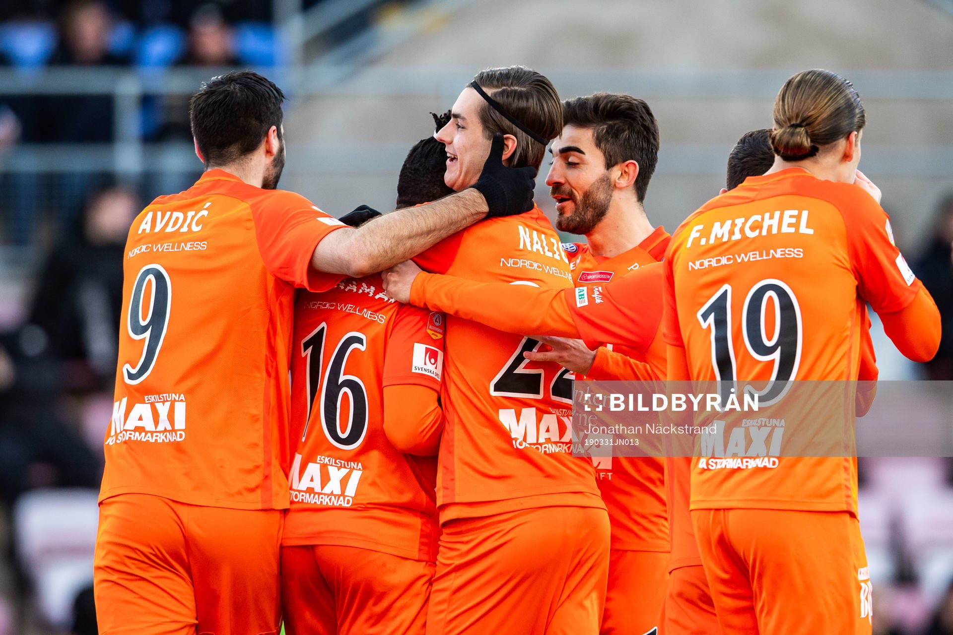 AFC Eskilstunas Samuel Nnamani jublar med lagkamrater