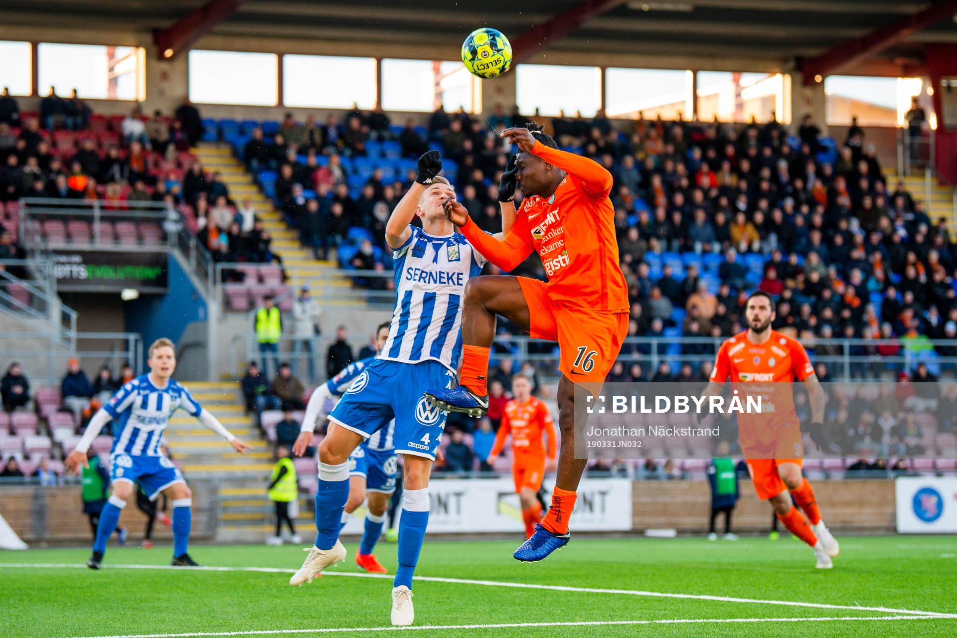 AFC Eskilstunas Samuel Nnamani i en nickduell med IFK