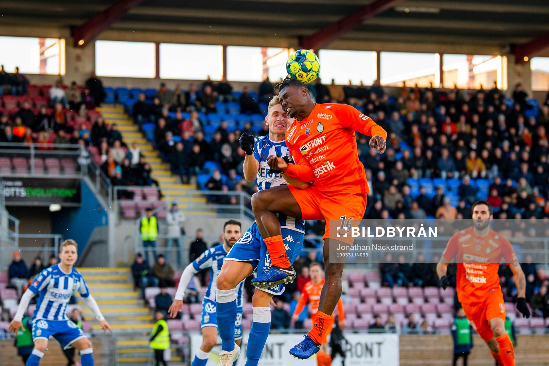 AFC Eskilstunas Samuel Nnamani i en nickduell med IFK